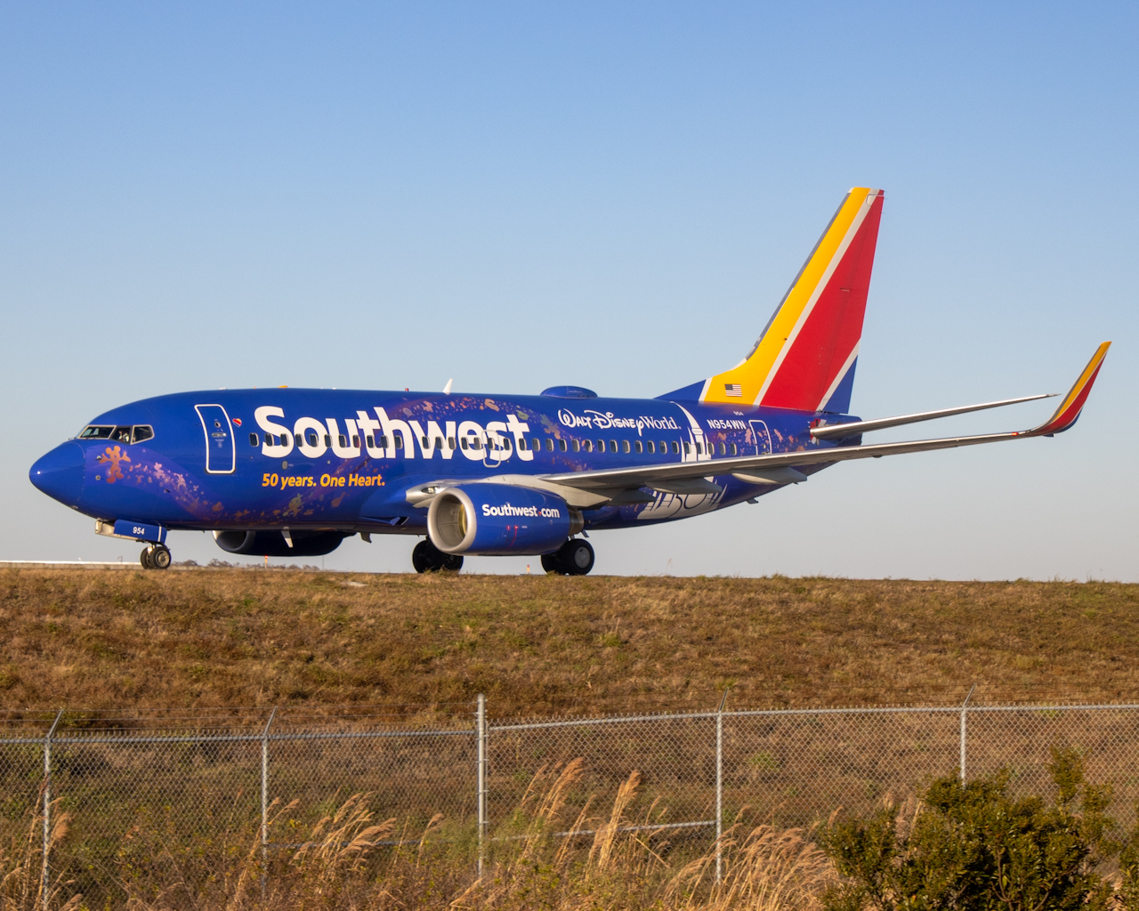 Full size: Southwest Airlines Boeing 737-700 N954WN at Orlando International Airport