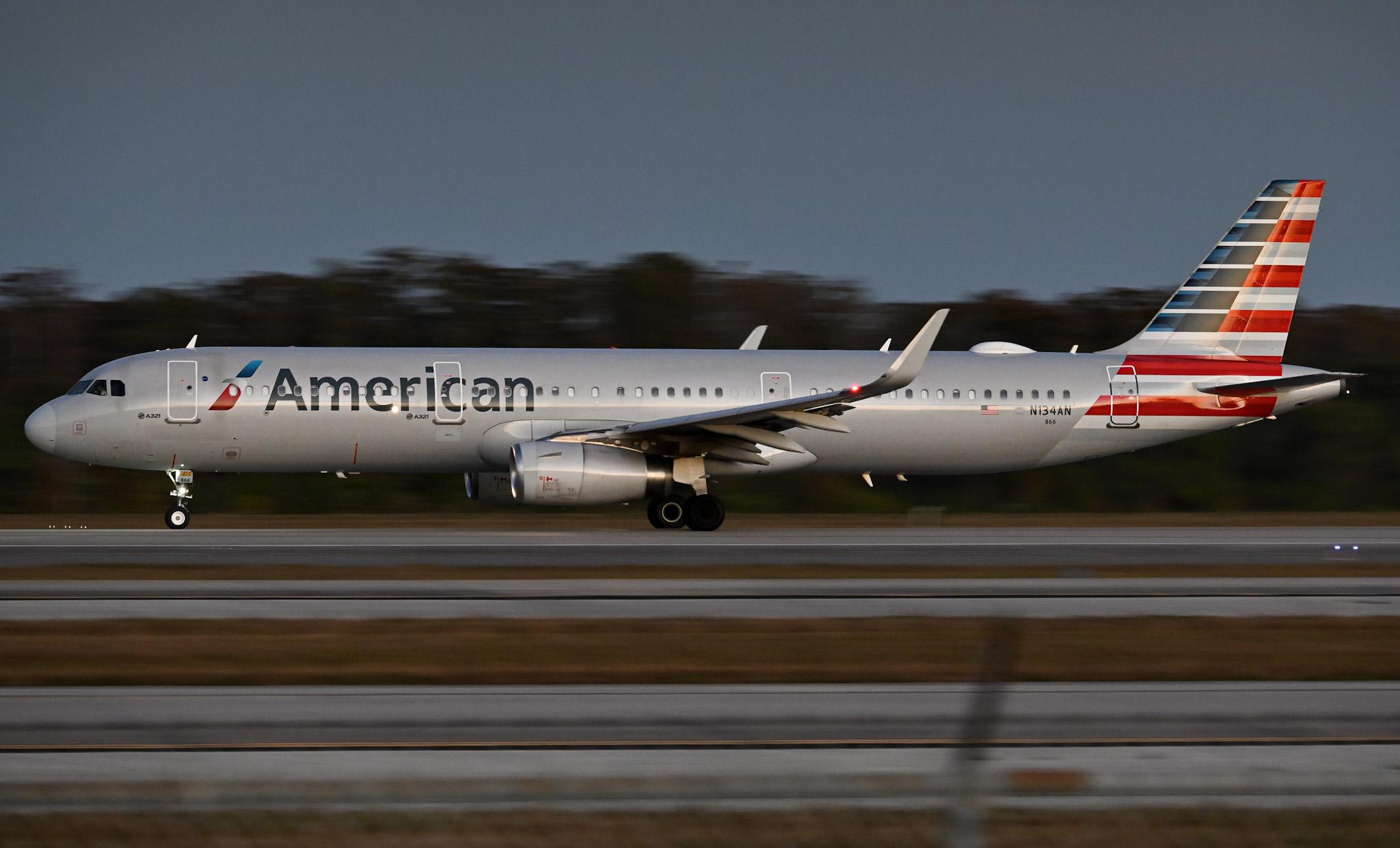 Full size: American Airlines Airbus A321-200 N134AN at Orlando International Airport