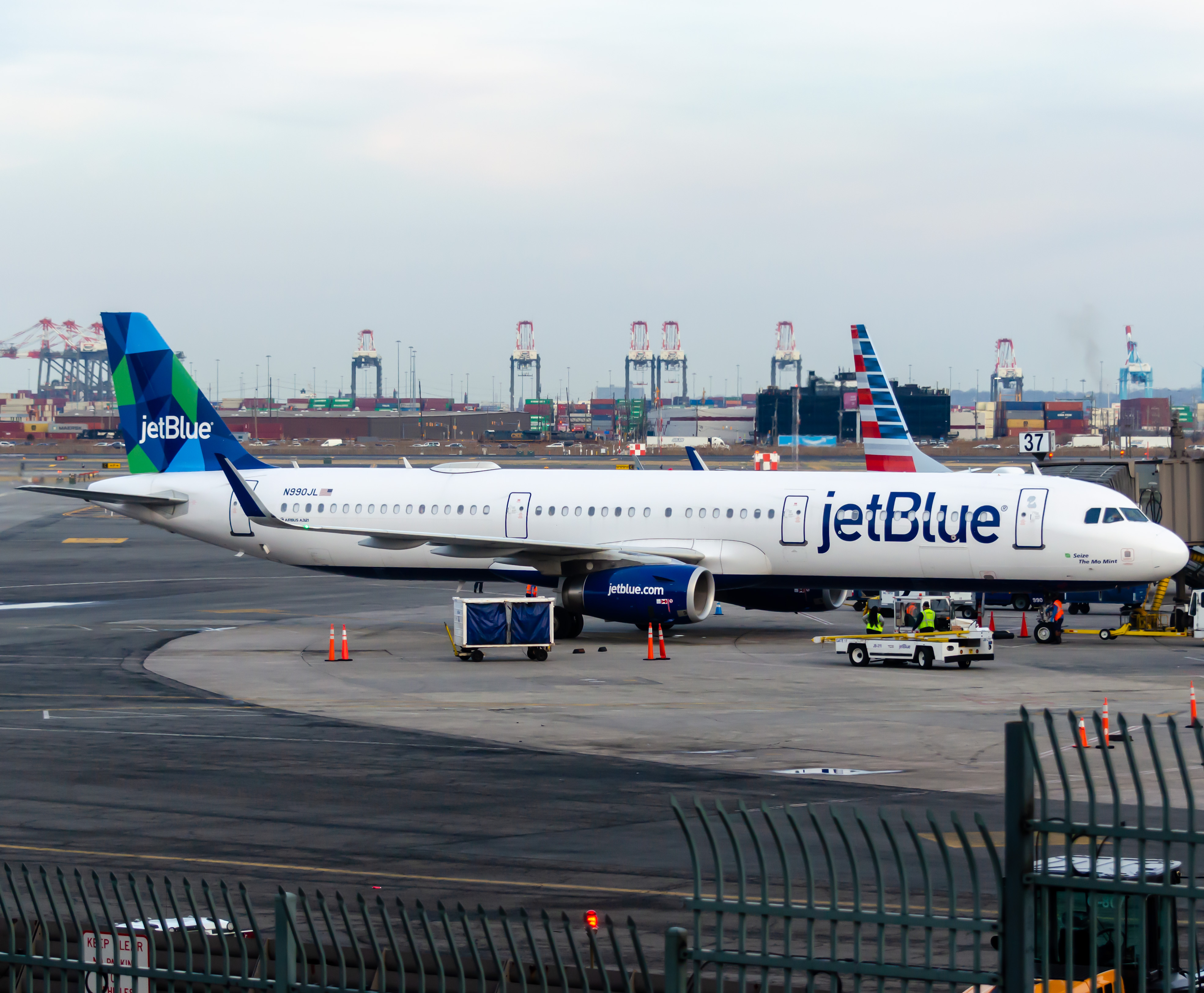 Full size: JetBlue Airways Airbus A321-200 N990JL at Newark Liberty International Airport