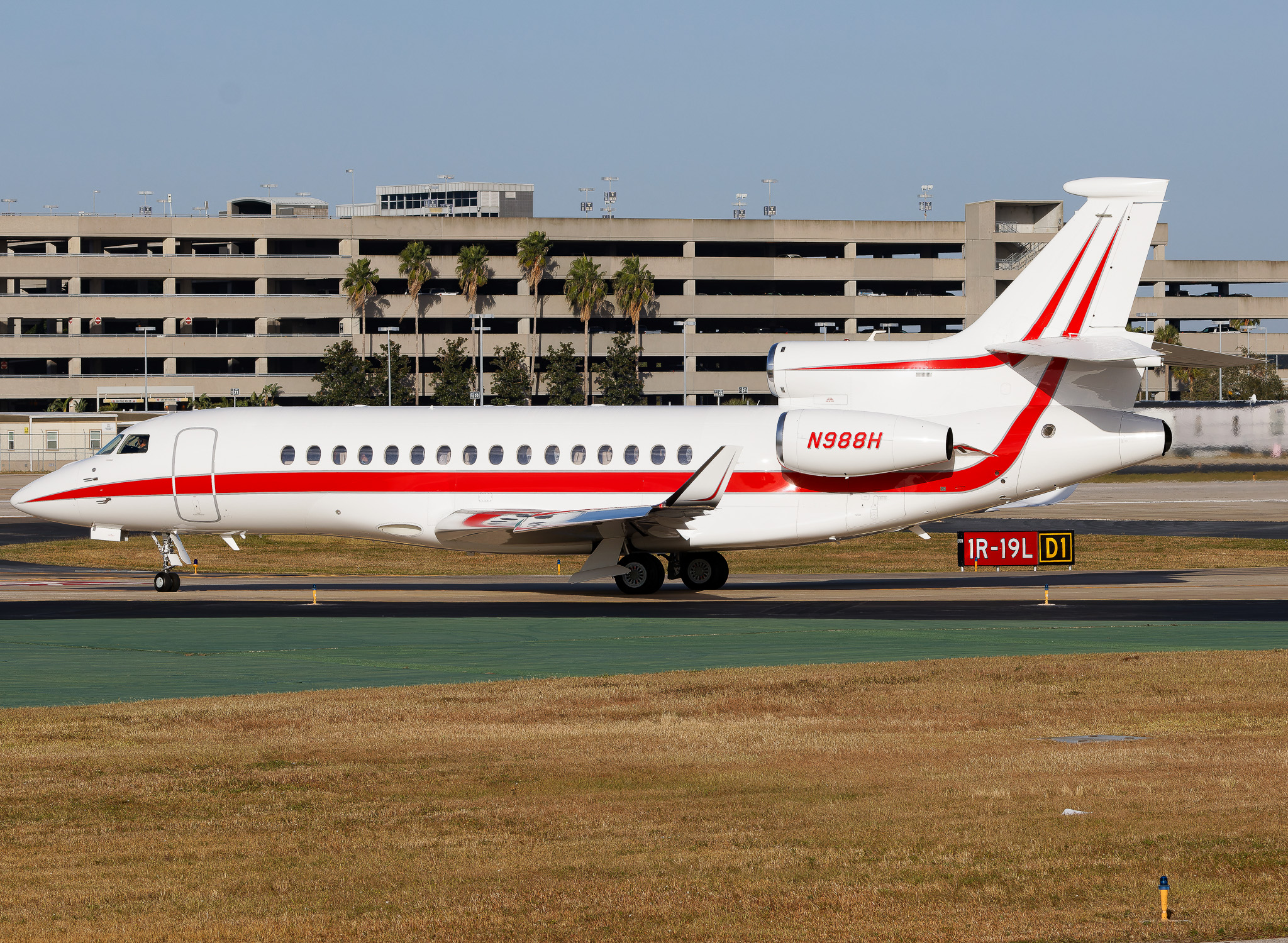 Full size: Honeywell  Dassault Falcon 7X N988H at Tampa International Airport