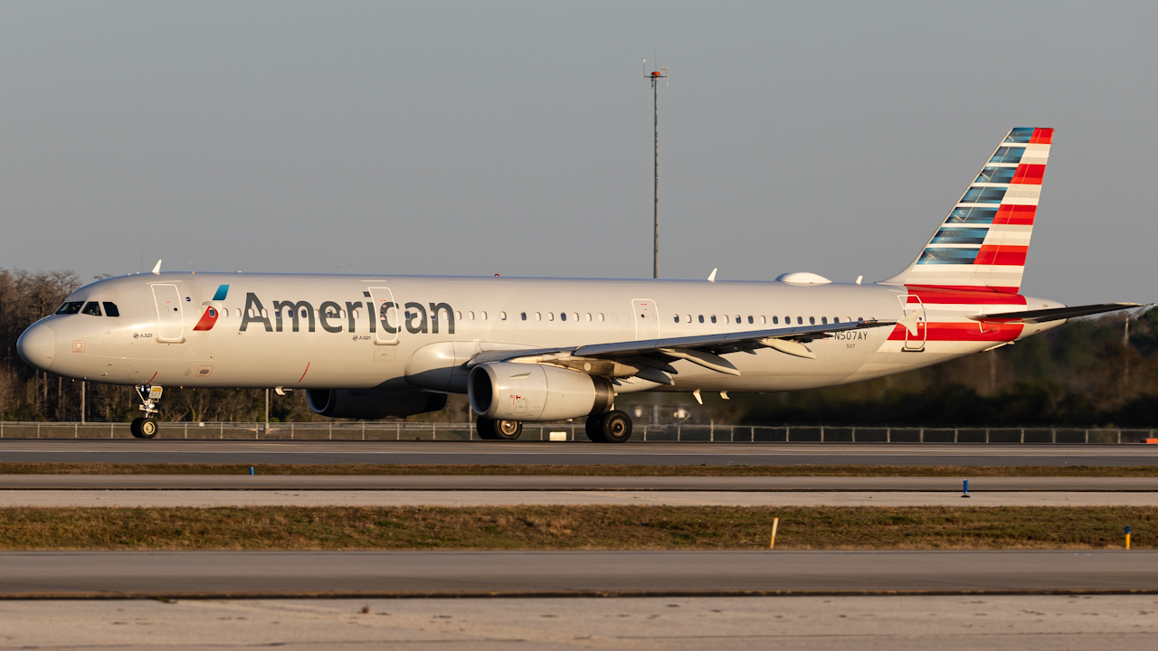 Full size: American Airlines Airbus A321-200 N507AY at Orlando International Airport