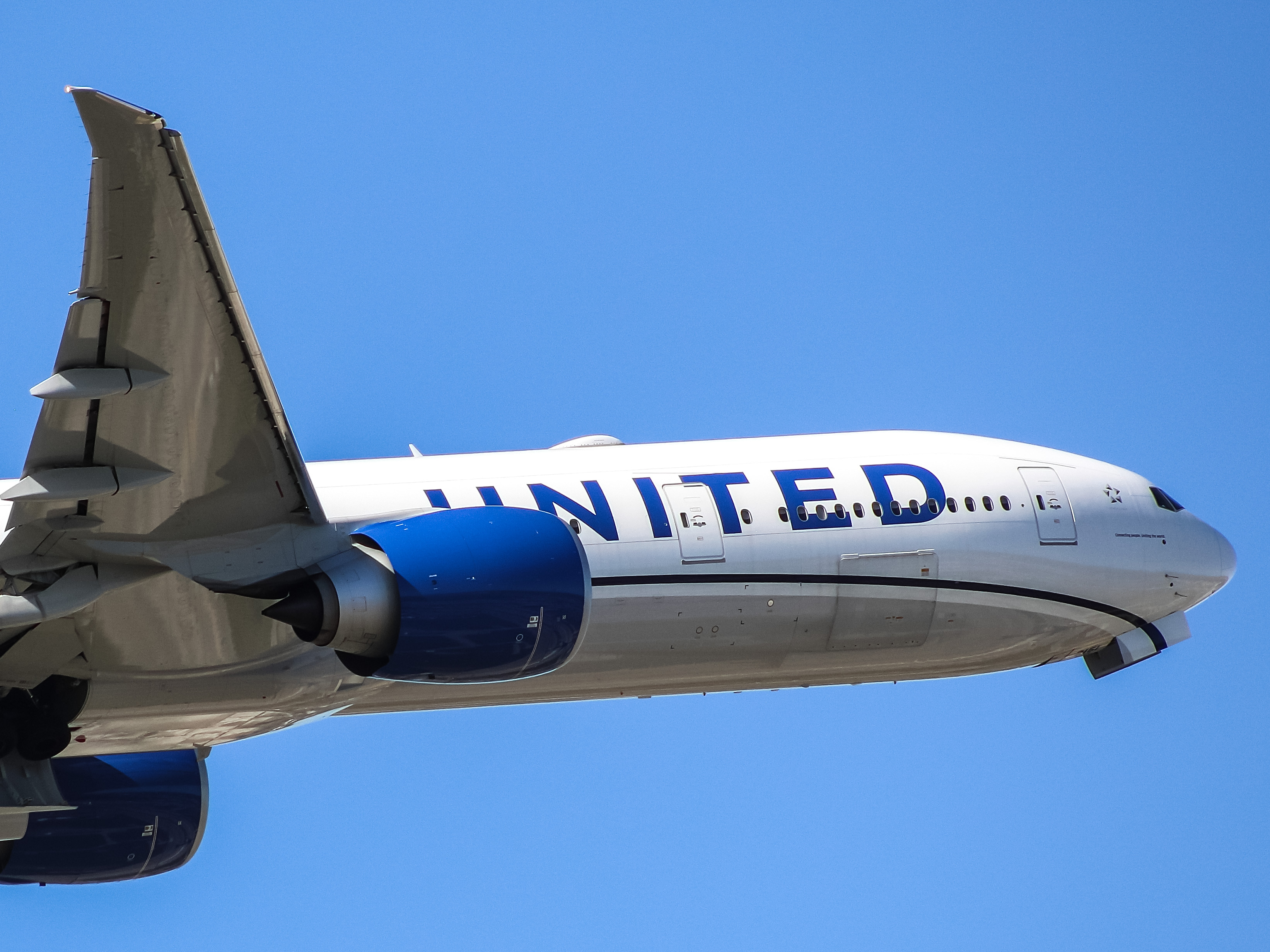 Full size: United Airlines Boeing 777-300ER N2251U at Chicago O'Hare International Airport