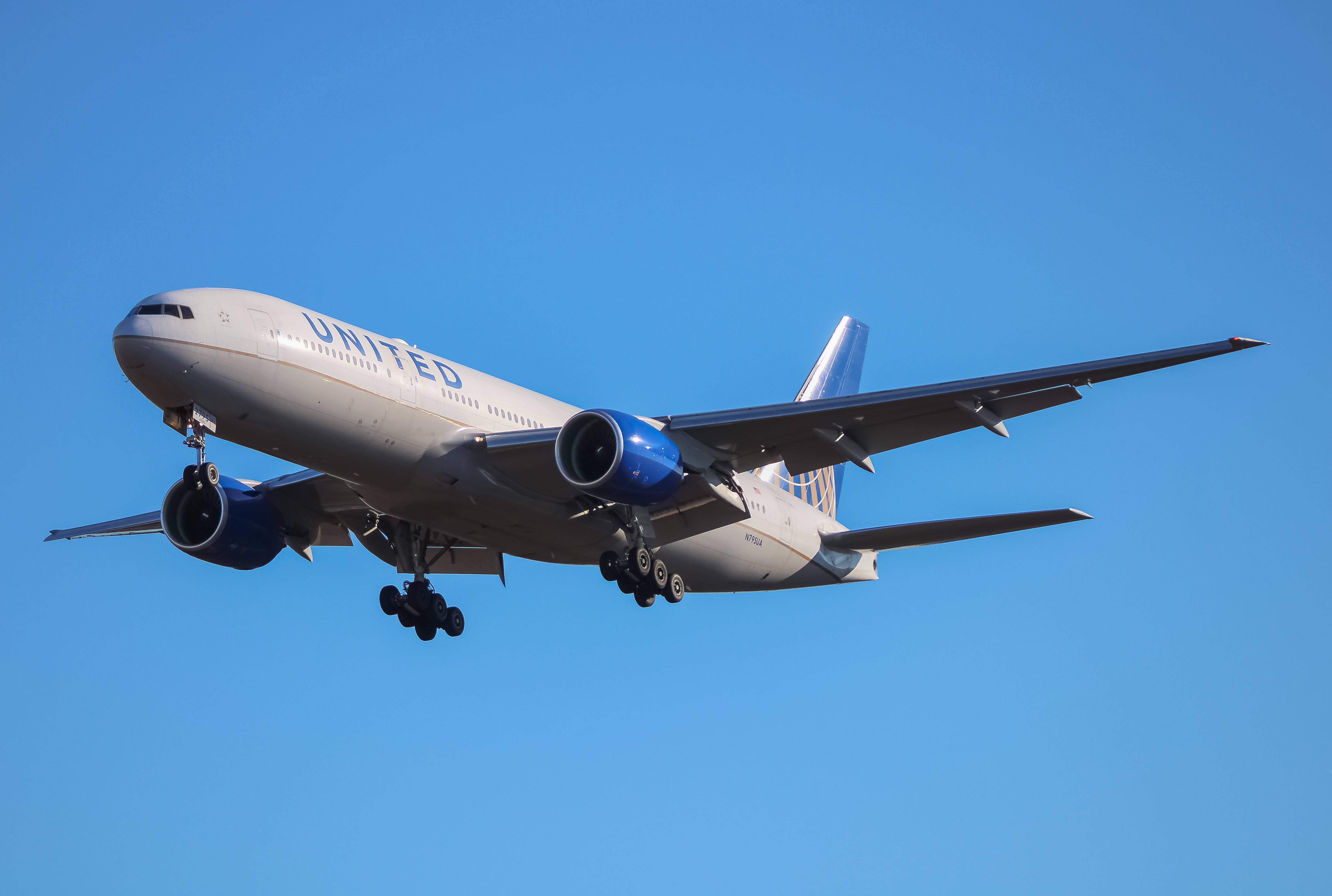 Full size: United Airlines Boeing 777-200ER N795UA at Washington Dulles International Airport