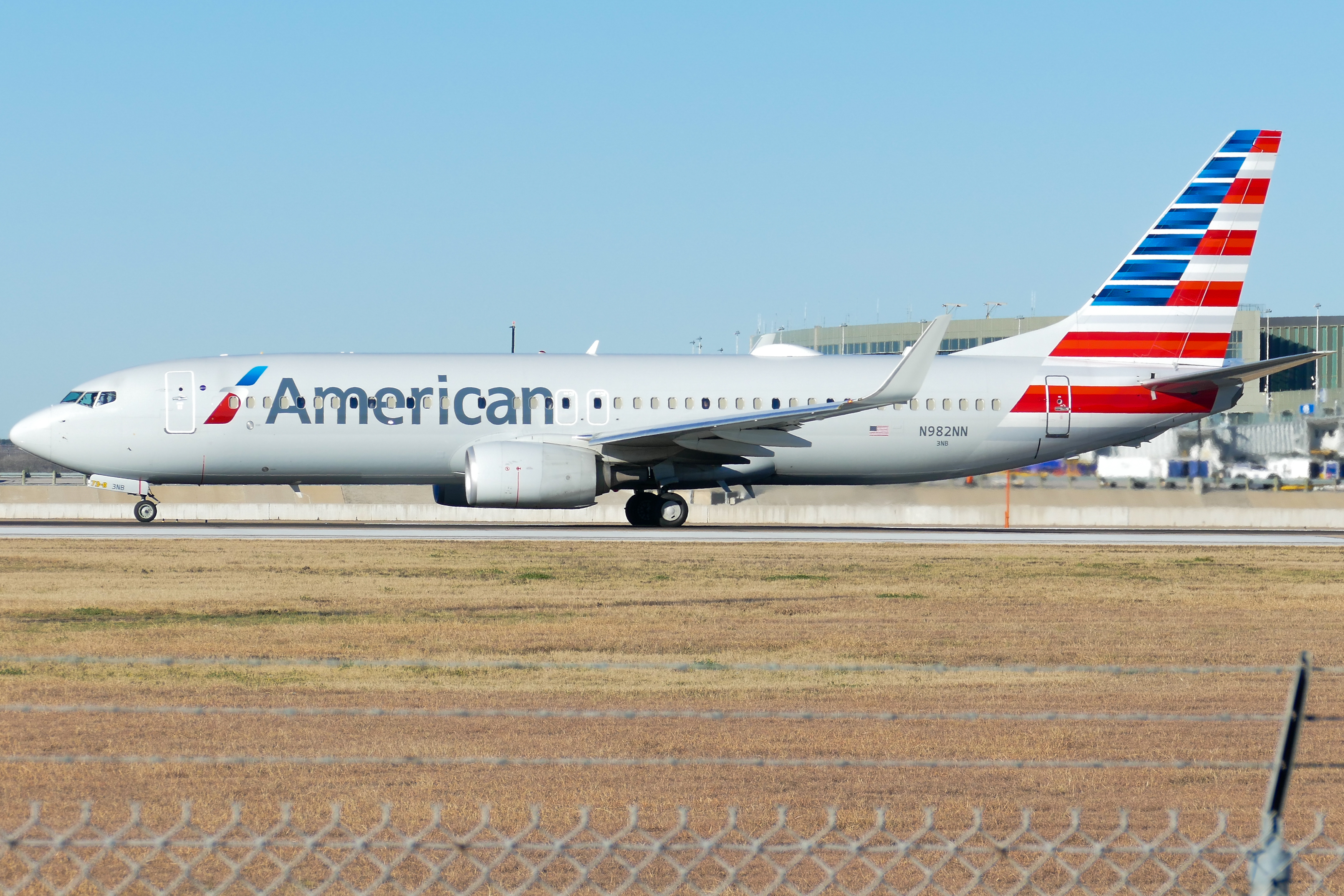 Full size: American Airlines Boeing 737-800 N982NN at Austin-Bergstrom International Airport