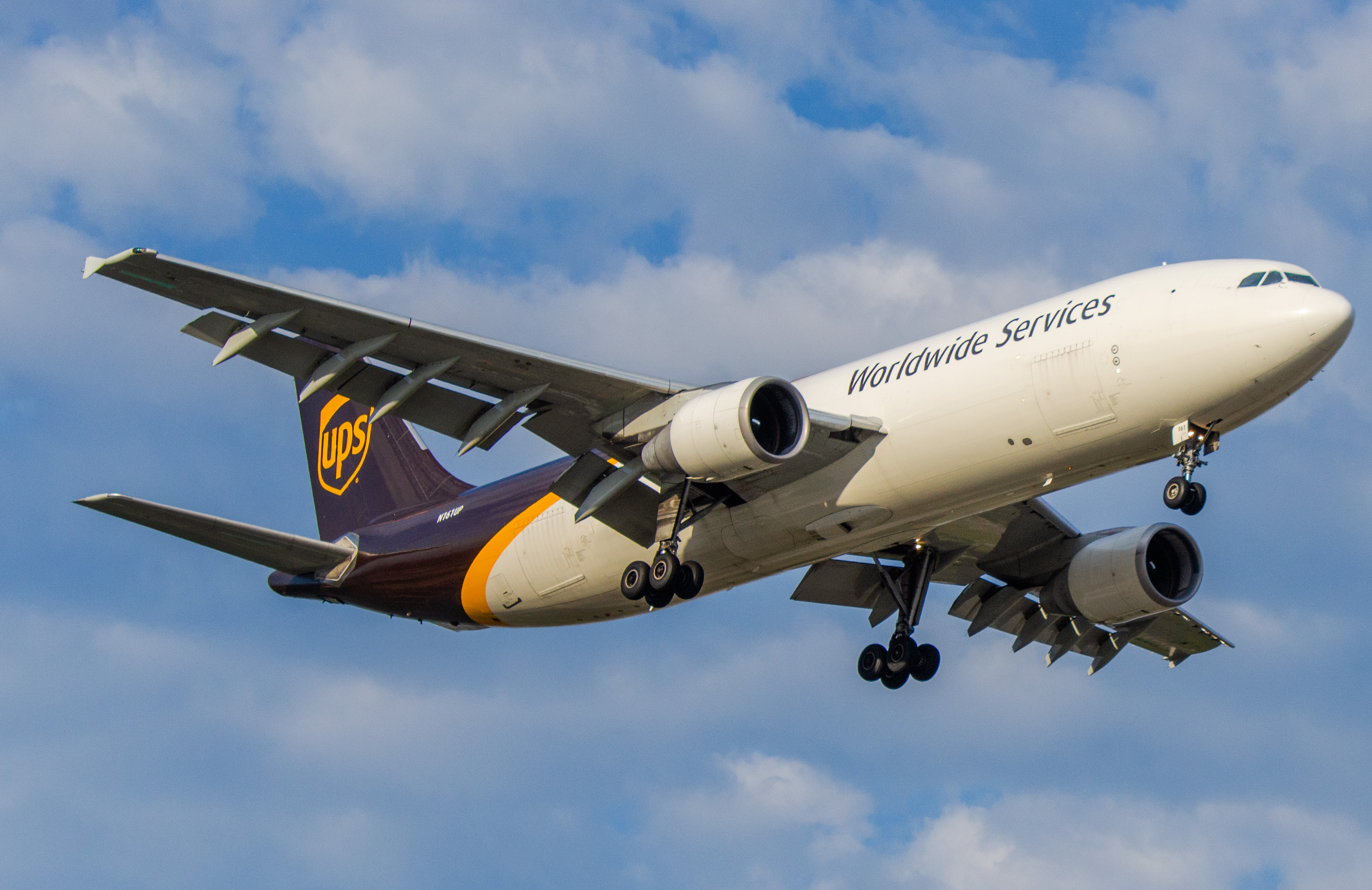 Full size: United Parcel Service Airbus A300-600F N161UP at Newark Liberty International Airport