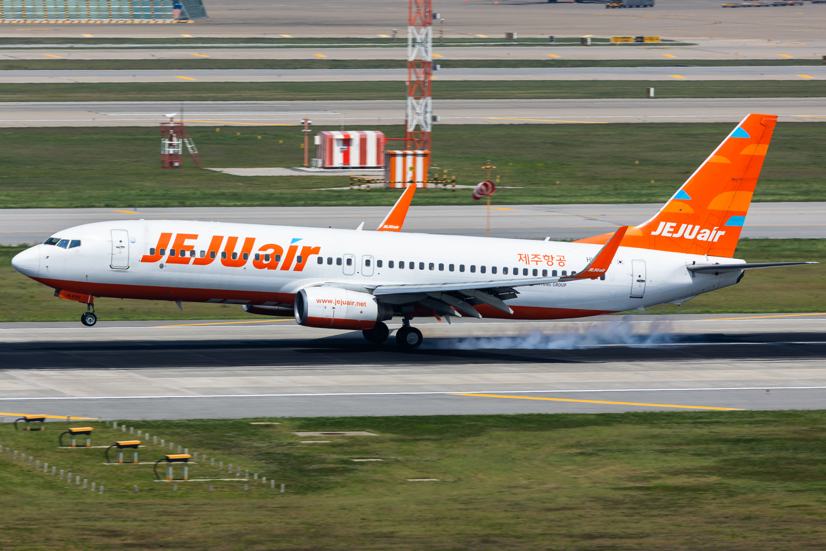 Full size: Jeju Air Boeing 737-800 HL8301 at Seoul-Incheon International Airport