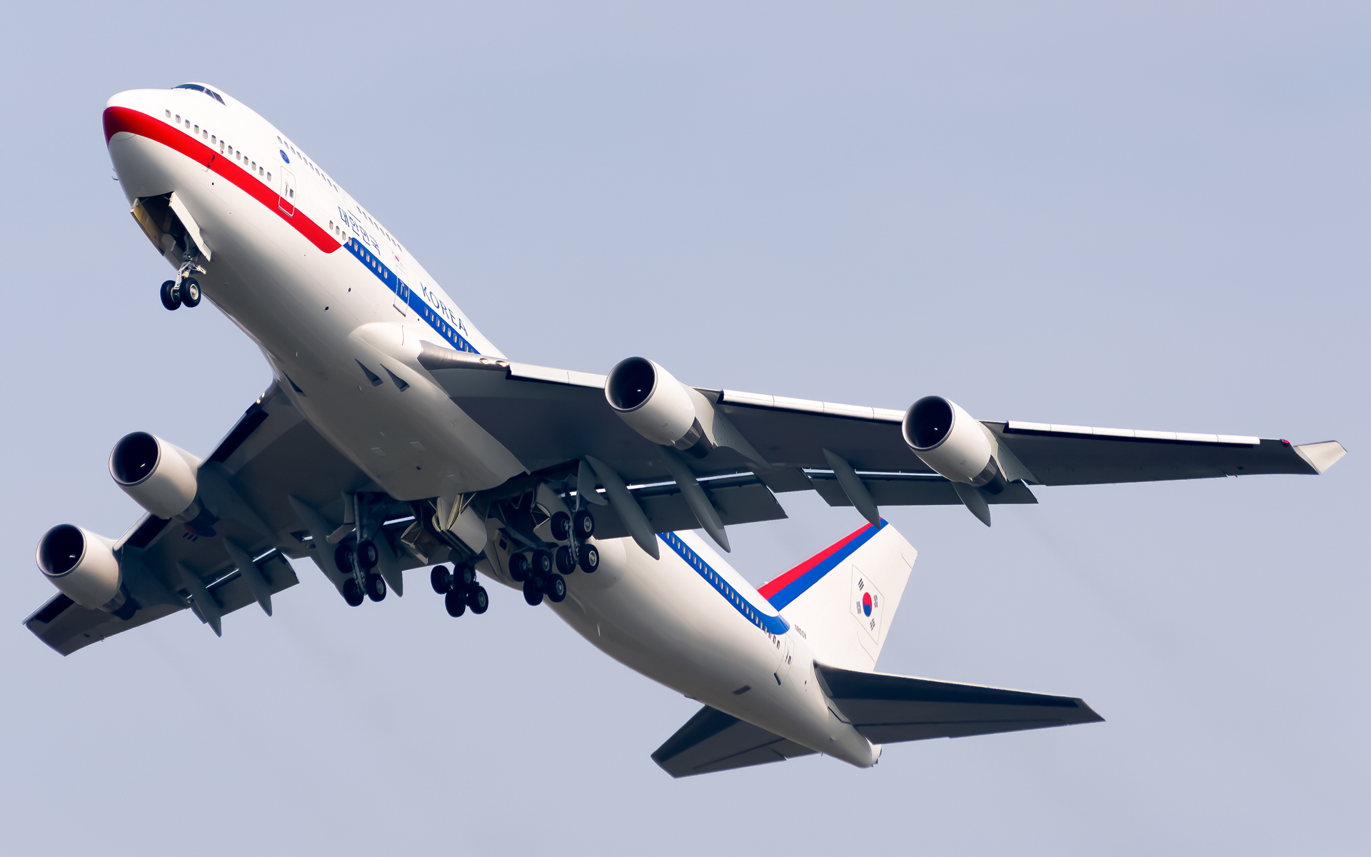 Full size: ROKAF Boeing 747-400 10001 at Seoul-Gimpo International Airport