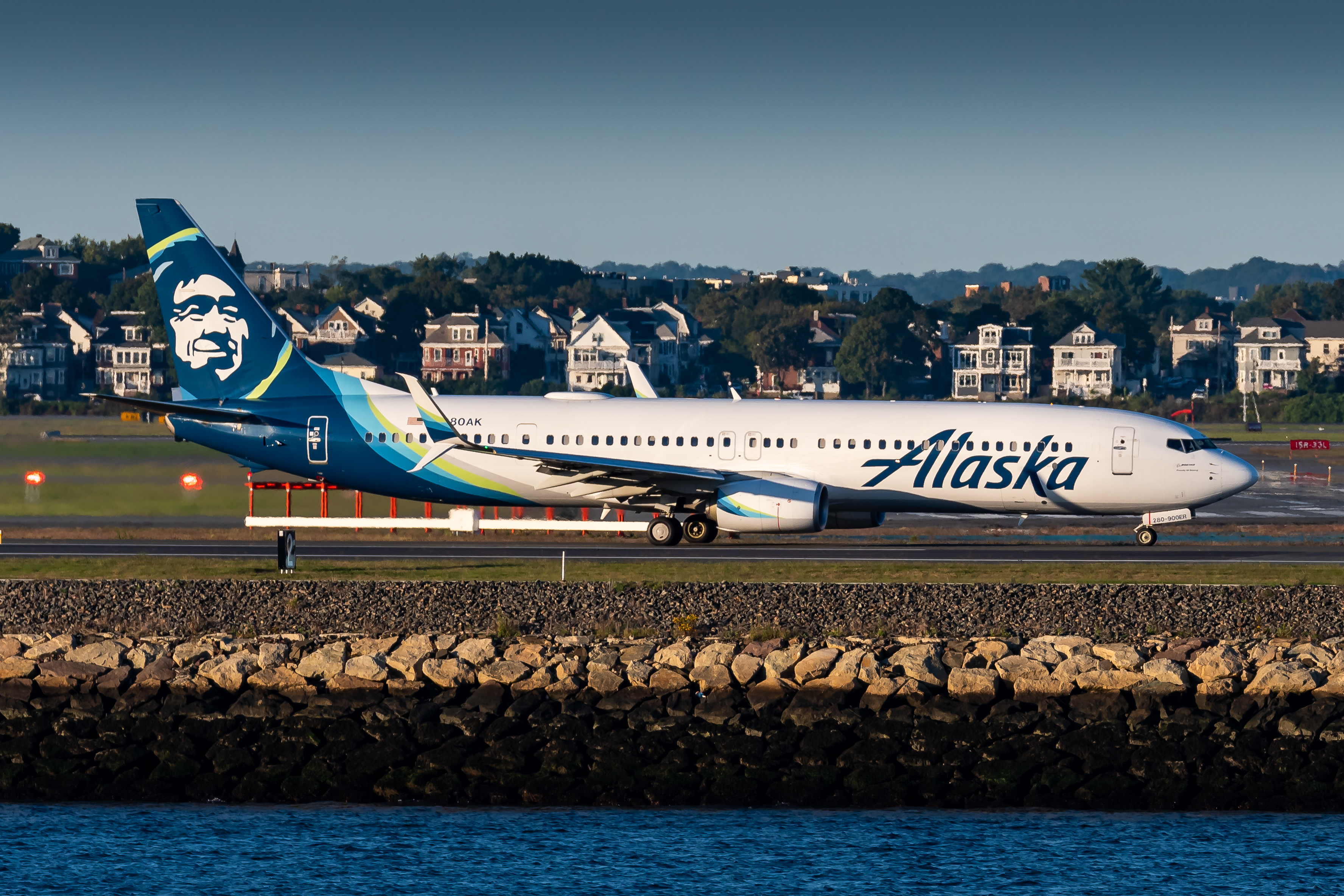 Full size: Alaska Airlines Boeing 737-900ER N280AK at General Edward Lawrence Logan International Airport