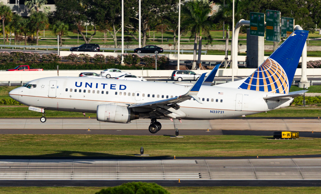 Full size: United Airlines Boeing 737-700 N23721 at Tampa International Airport