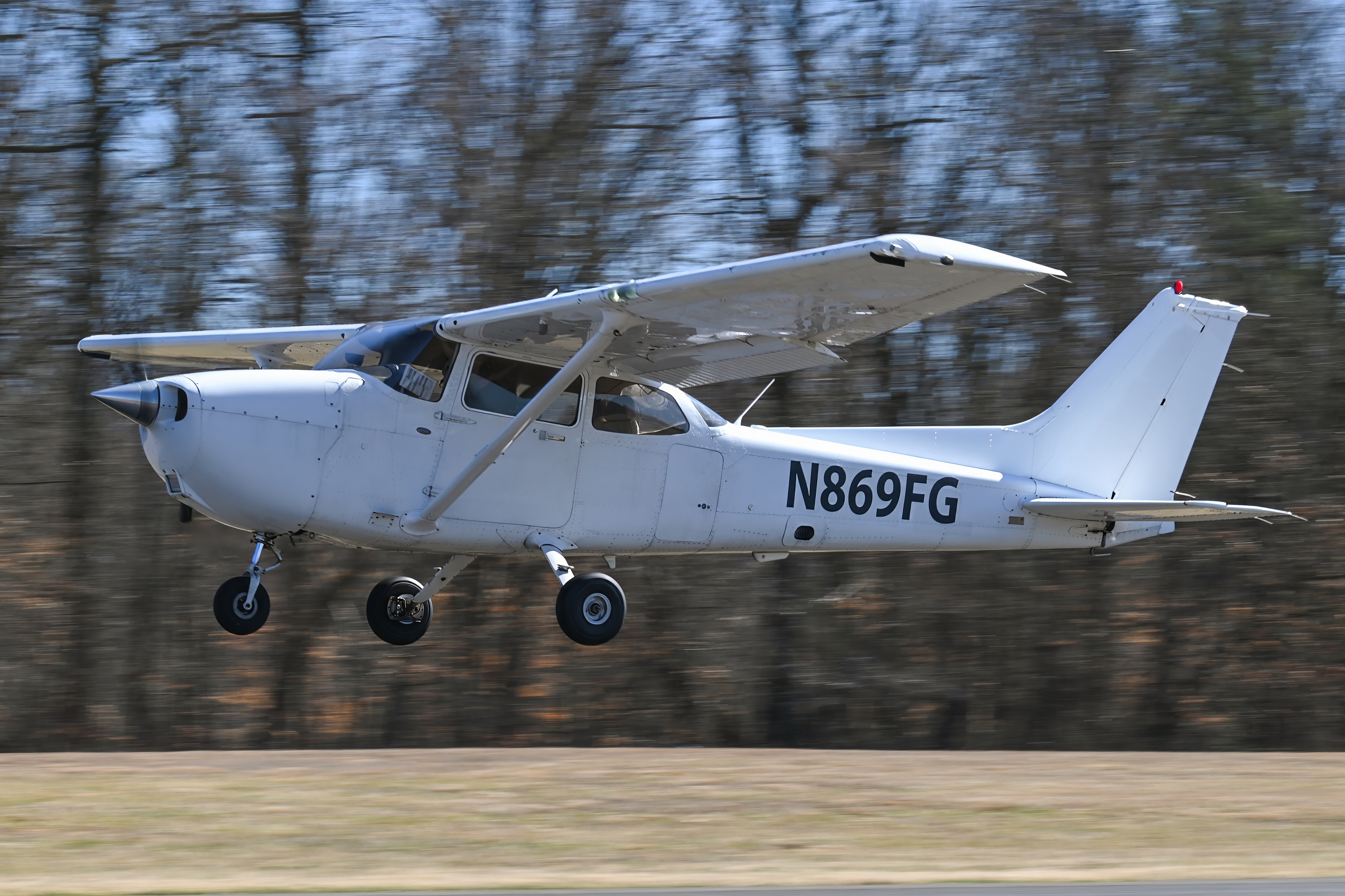 Full size: PRIVATE Cessna 172 N869FG at Flying W Airport