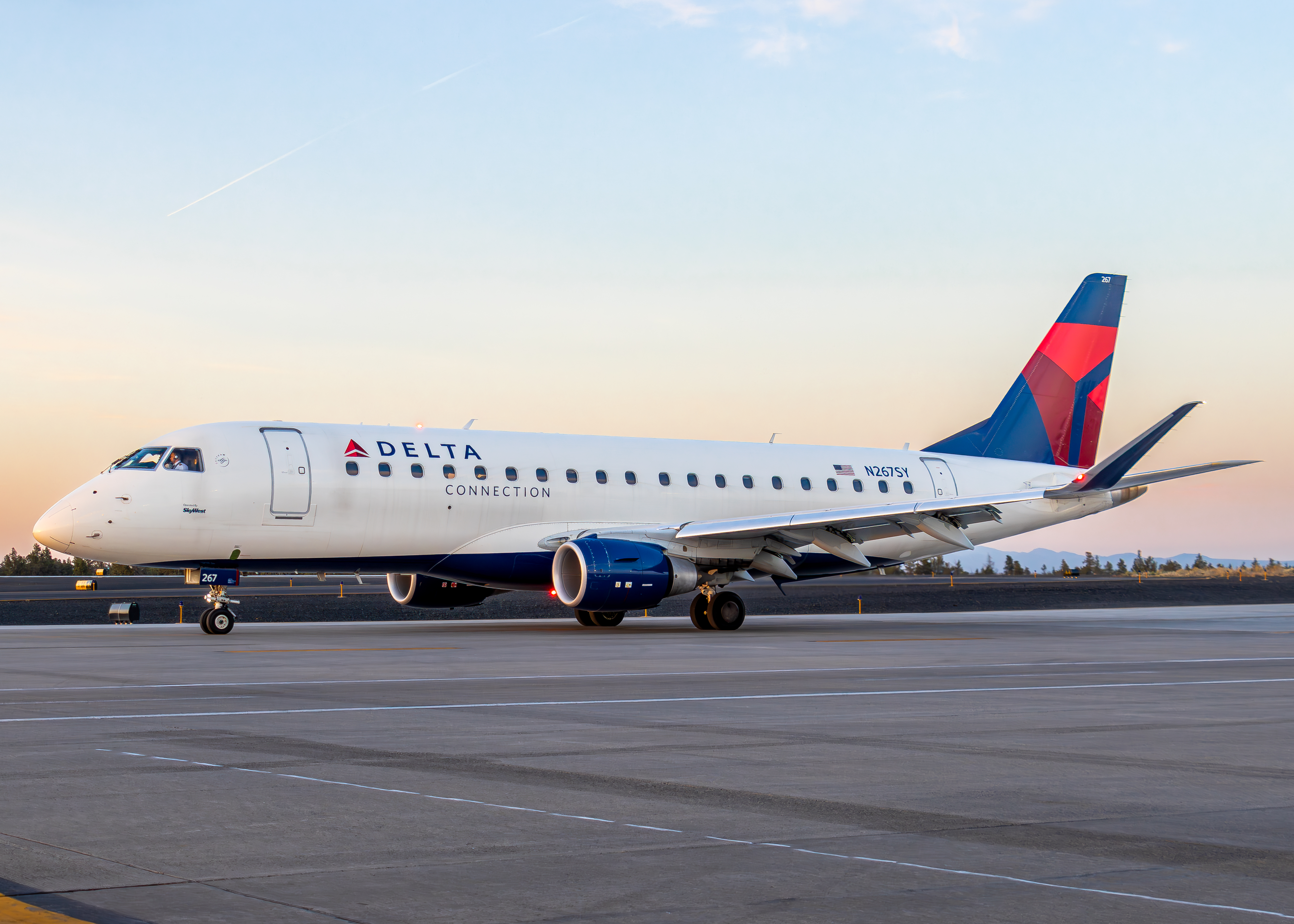 Full size: SkyWest Airlines Embraer E175 N267SY at Roberts Field Airport