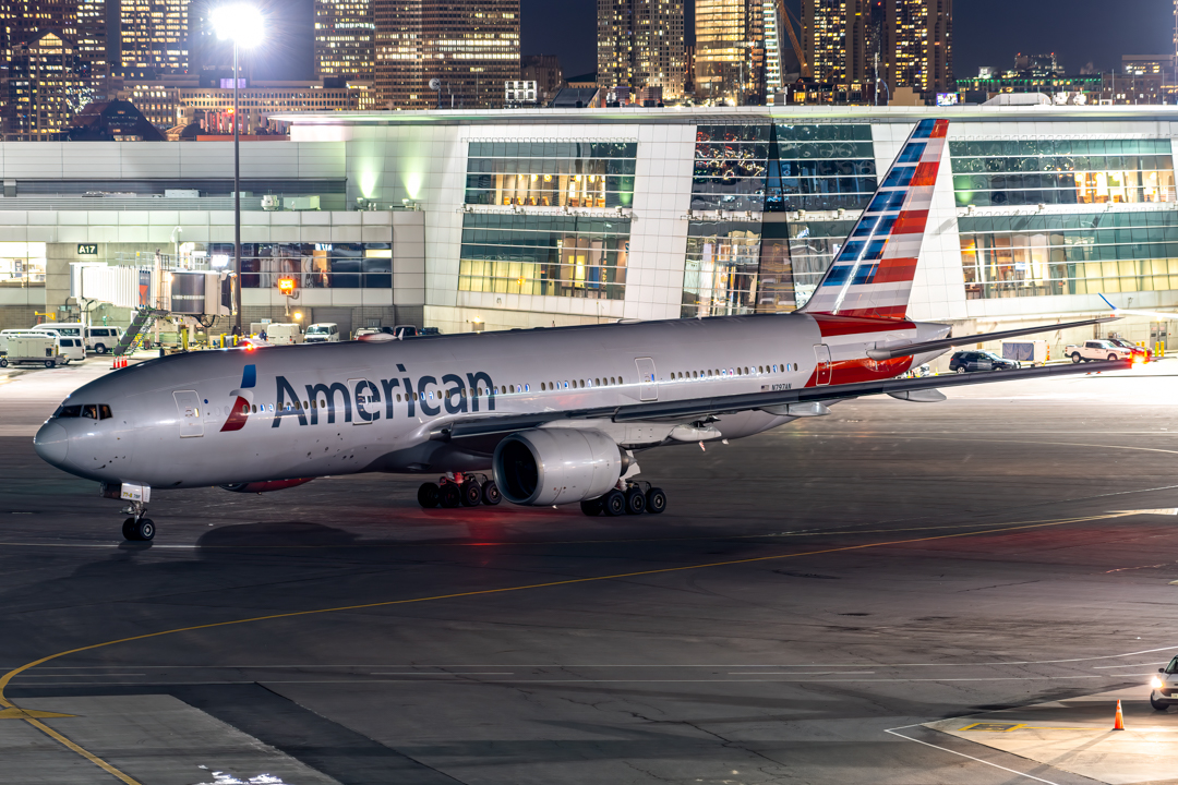Full size: American Airlines Boeing 777-200ER N797AN at General Edward Lawrence Logan International Airport