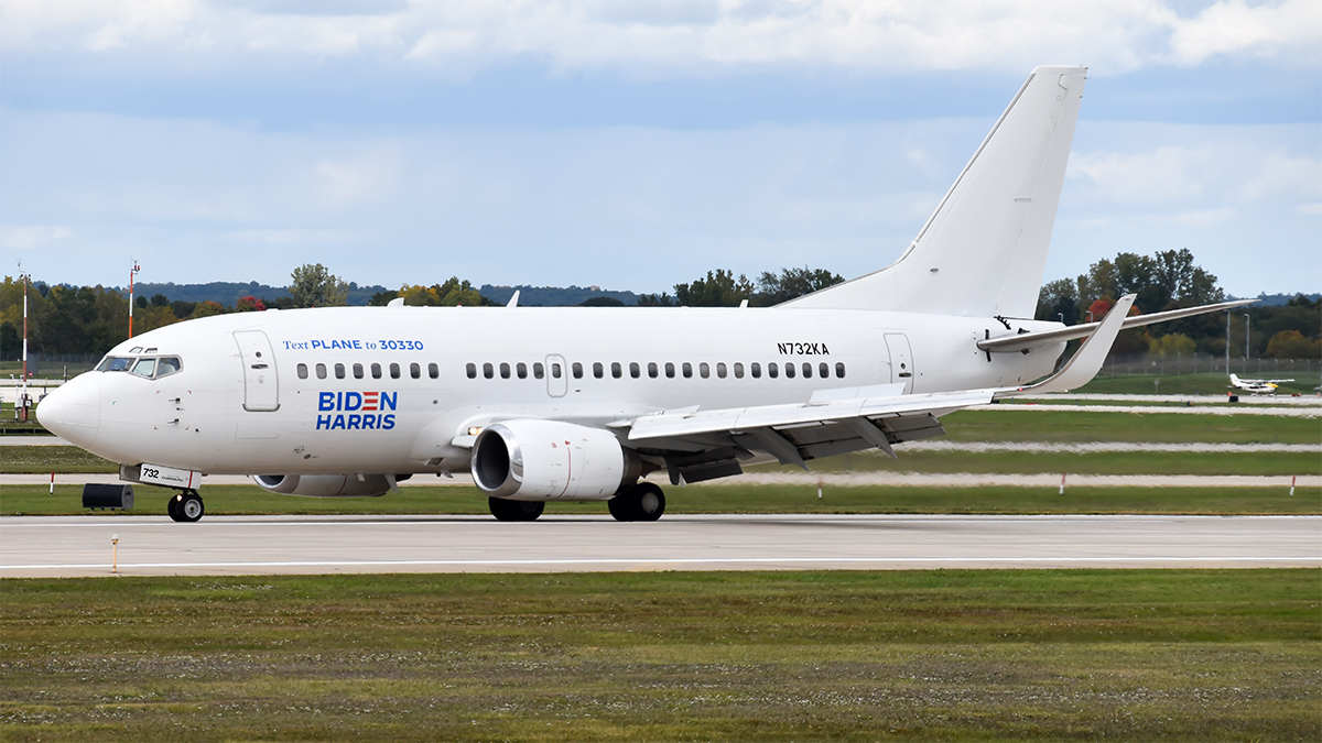Full size: Kaiser Air Boeing 737-500 N732KA at Gerald R Ford International Airport