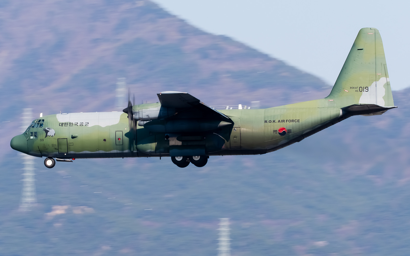 Full size: ROKAF Lockheed C-130H-30 Hercules 45-019 at Gimhae International Airport