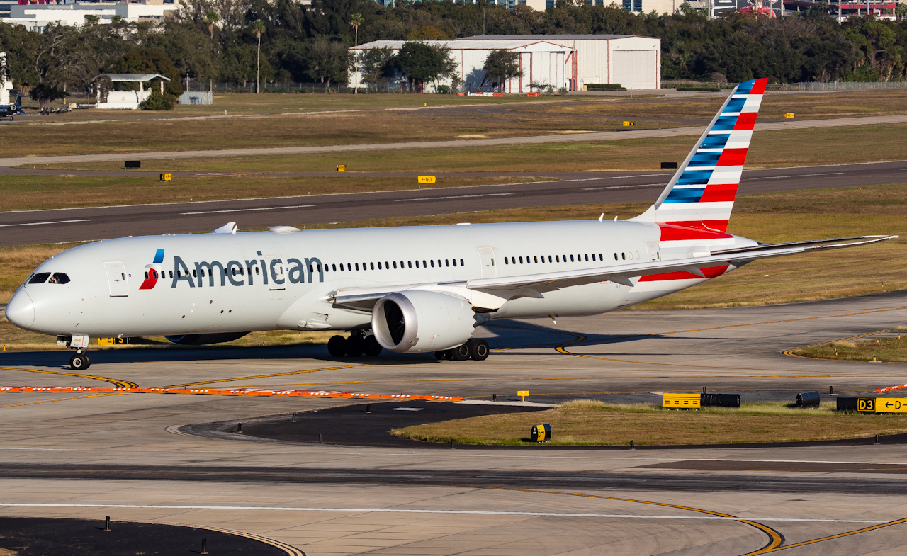 Full size: American Airlines Boeing 787-9 N837AN at Tampa International Airport