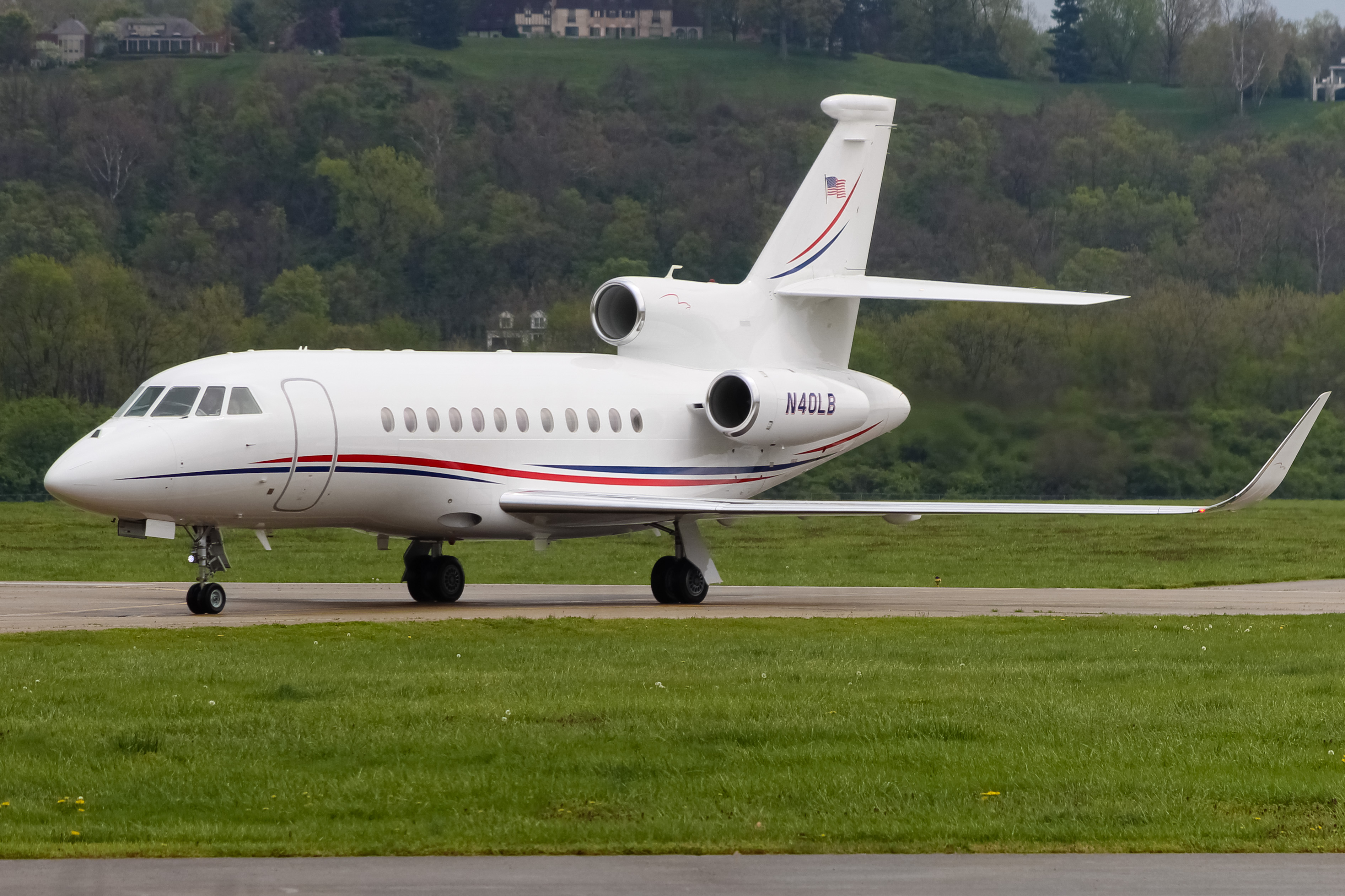 Full size: PRIVATE Dassault Falcon 900EX N40LB at Cincinnati Municipal Airport/Lunken Field