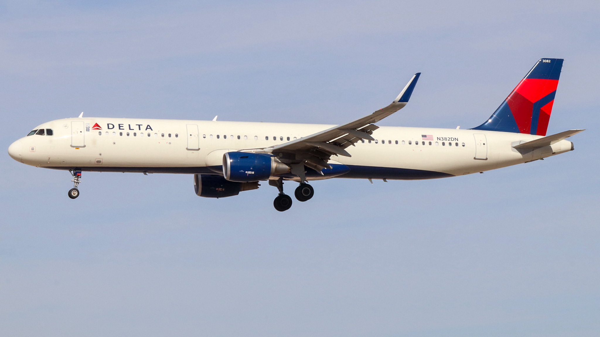 Full size: Delta Airlines Airbus A321-200 N382DN at Harry Reid International Airport