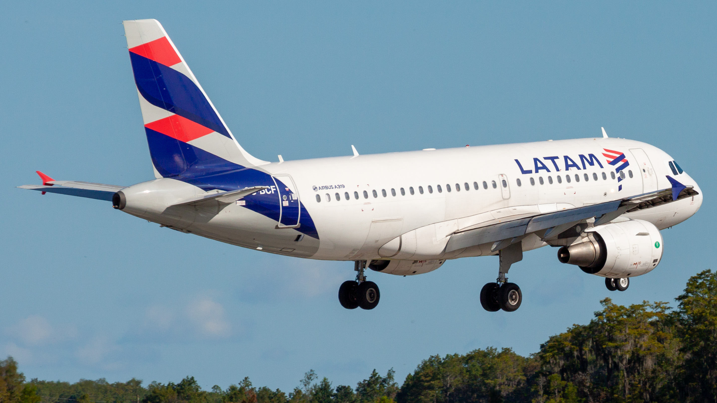 Full size: LATAM Airbus A319 CC-BCF at Orlando International Airport