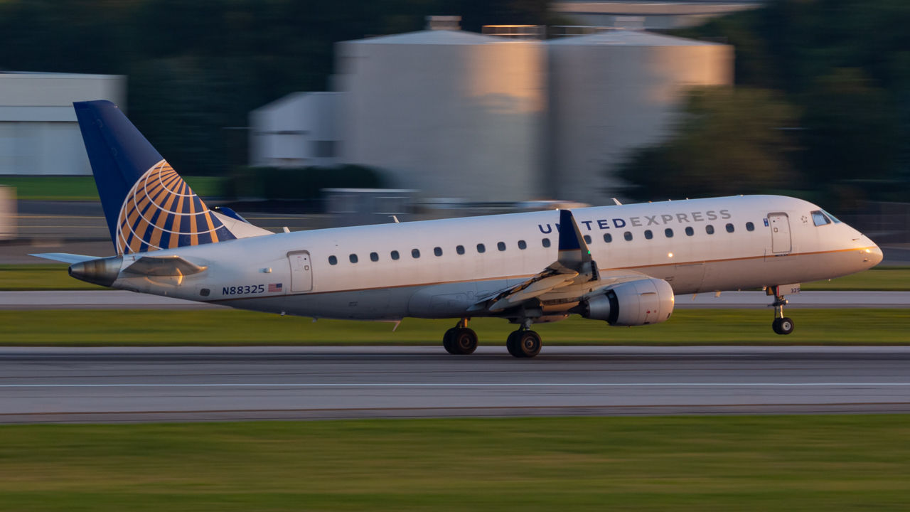 Full size: Mesa Airlines Embraer E170 N88325 at John Glenn Columbus International Airport