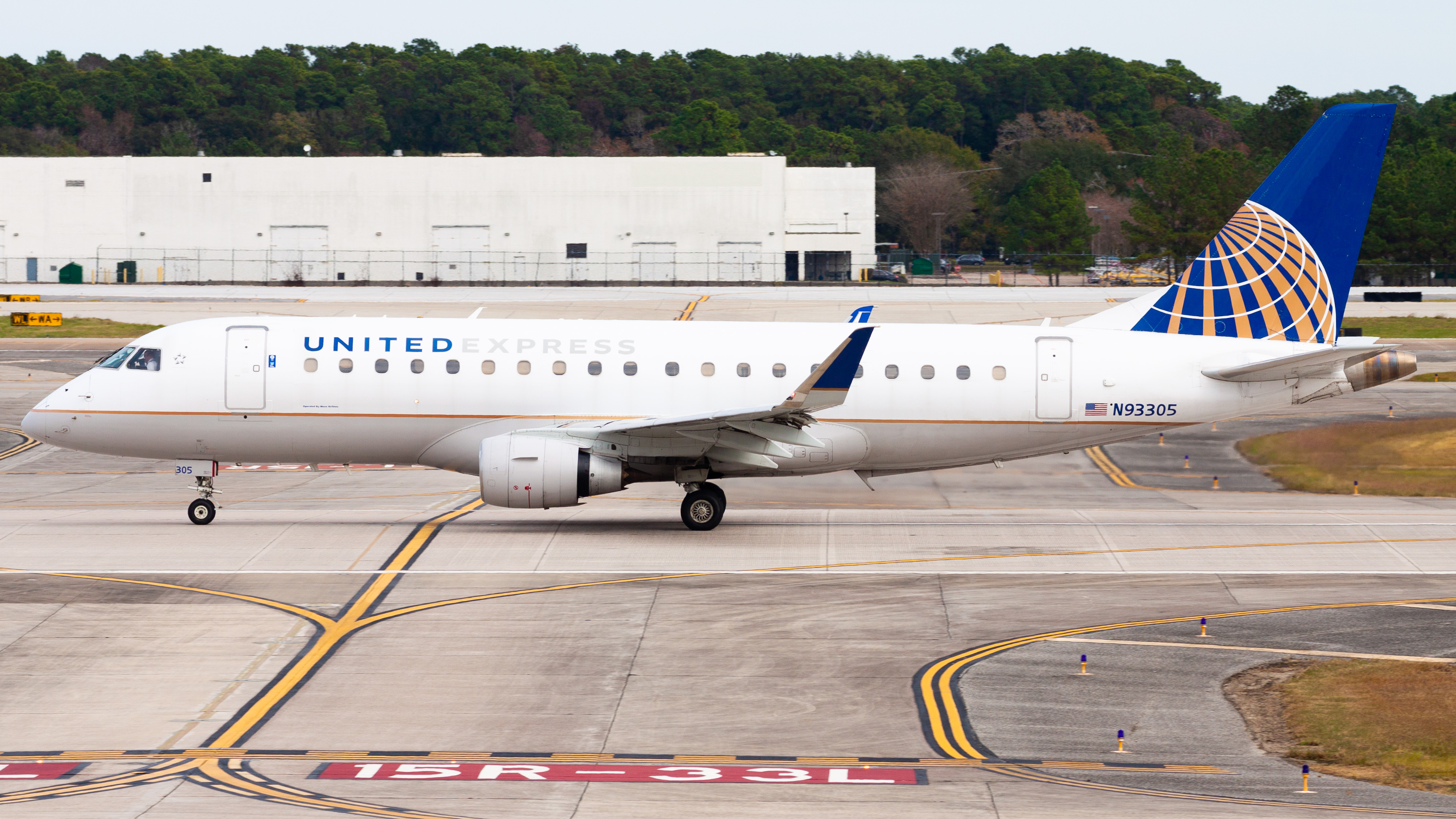 Full size: United Express Embraer E175 N93305 at Houston-George Bush Intercontinental Airport