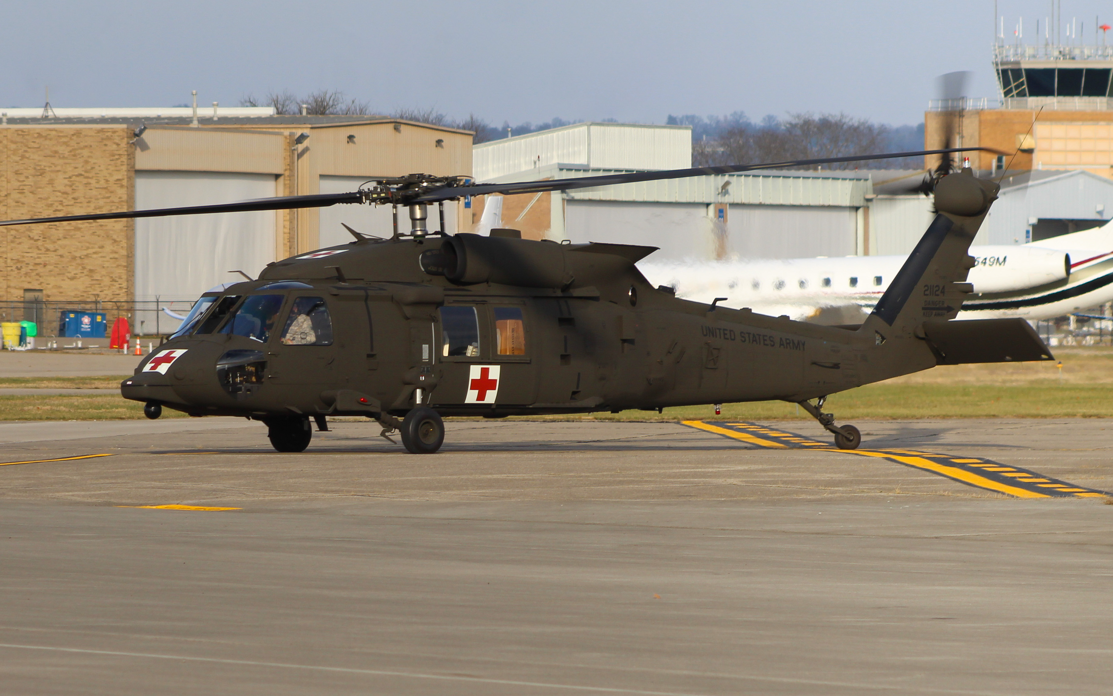 Full size: United States Army  Sikorsky UH-60 Blackhawk  21124 at Cincinnati Municipal Airport/Lunken Field
