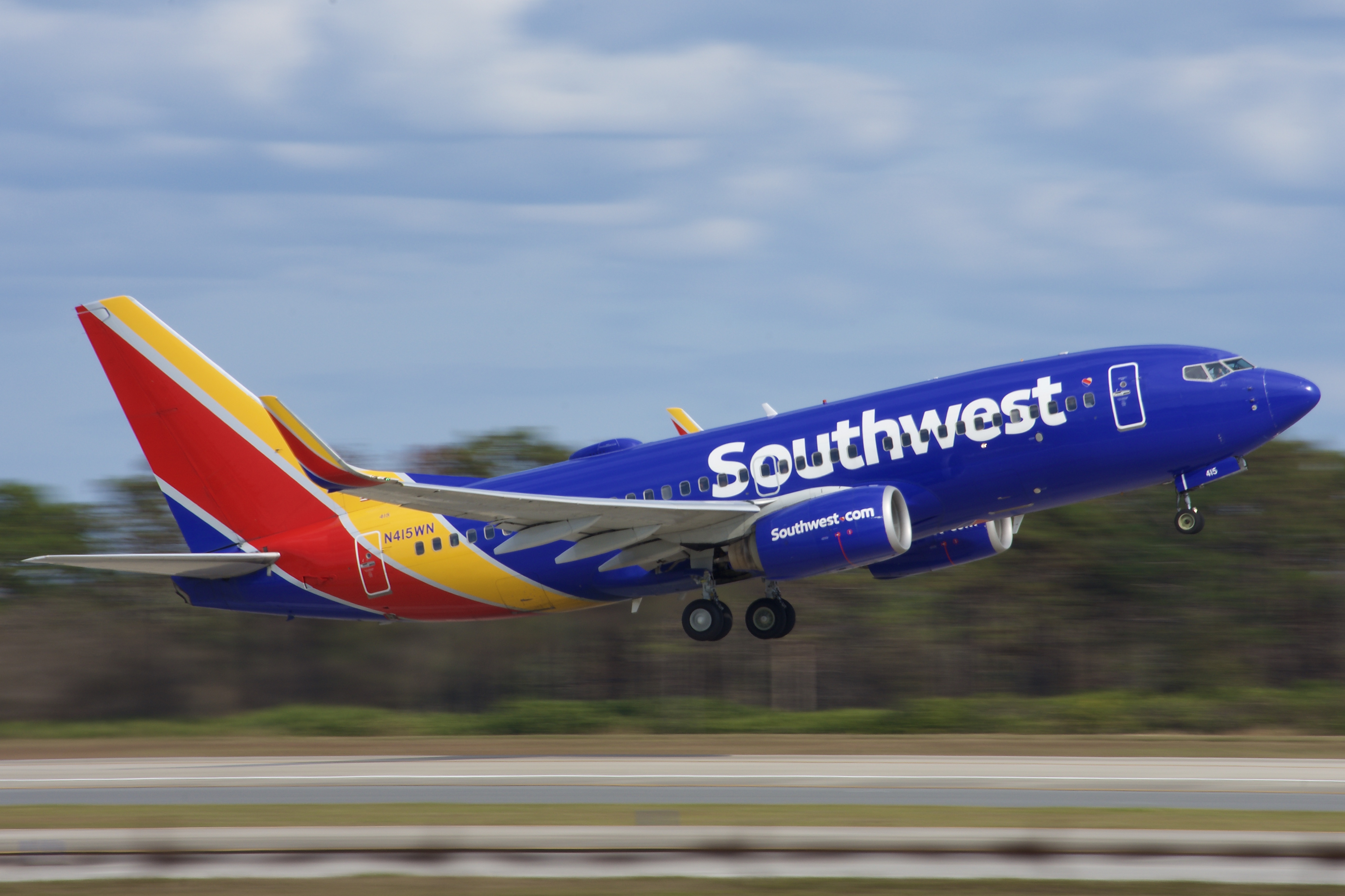 Full size: Southwest Airlines Boeing 737-700 N415WN at Orlando International Airport