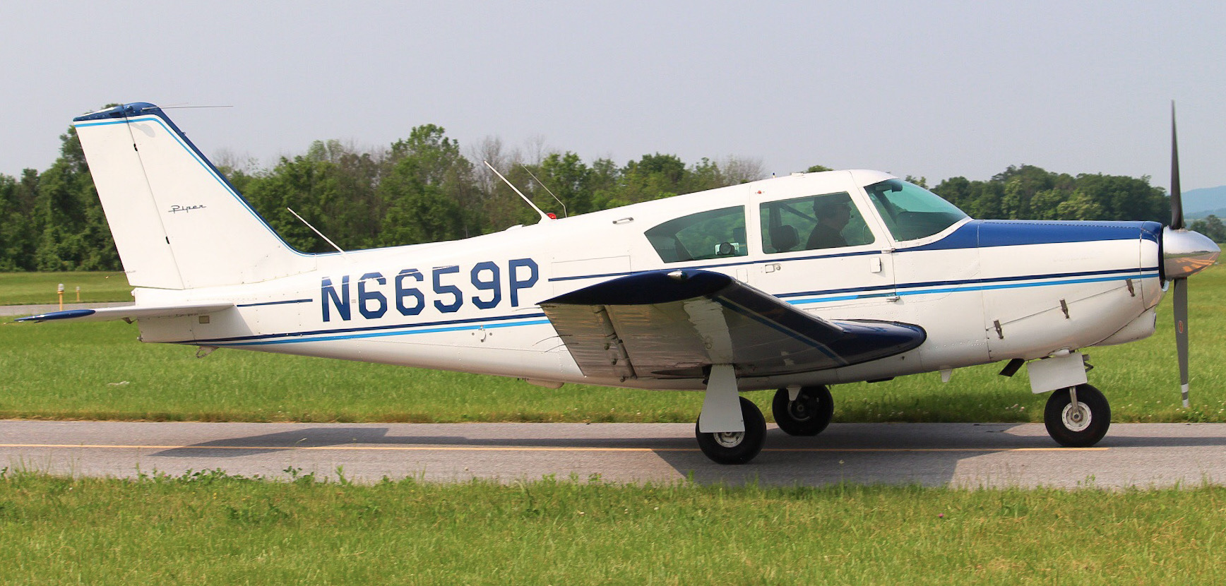 Full size: PRIVATE Piper Comanche  N6659P at Gettysburg Regional Airport