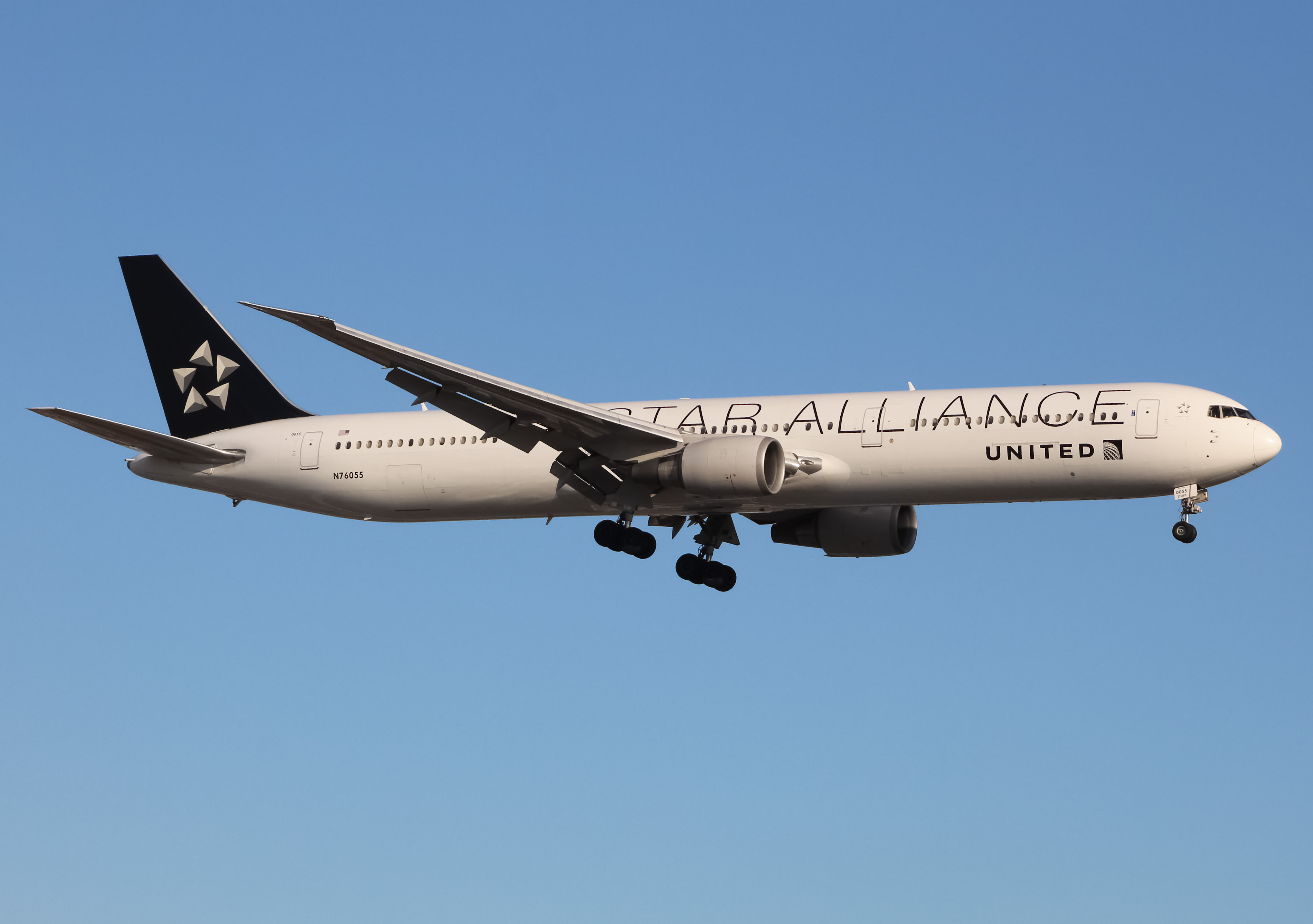 Full size: United Airlines Boeing 767-400ER N76055 at Newark Liberty International Airport