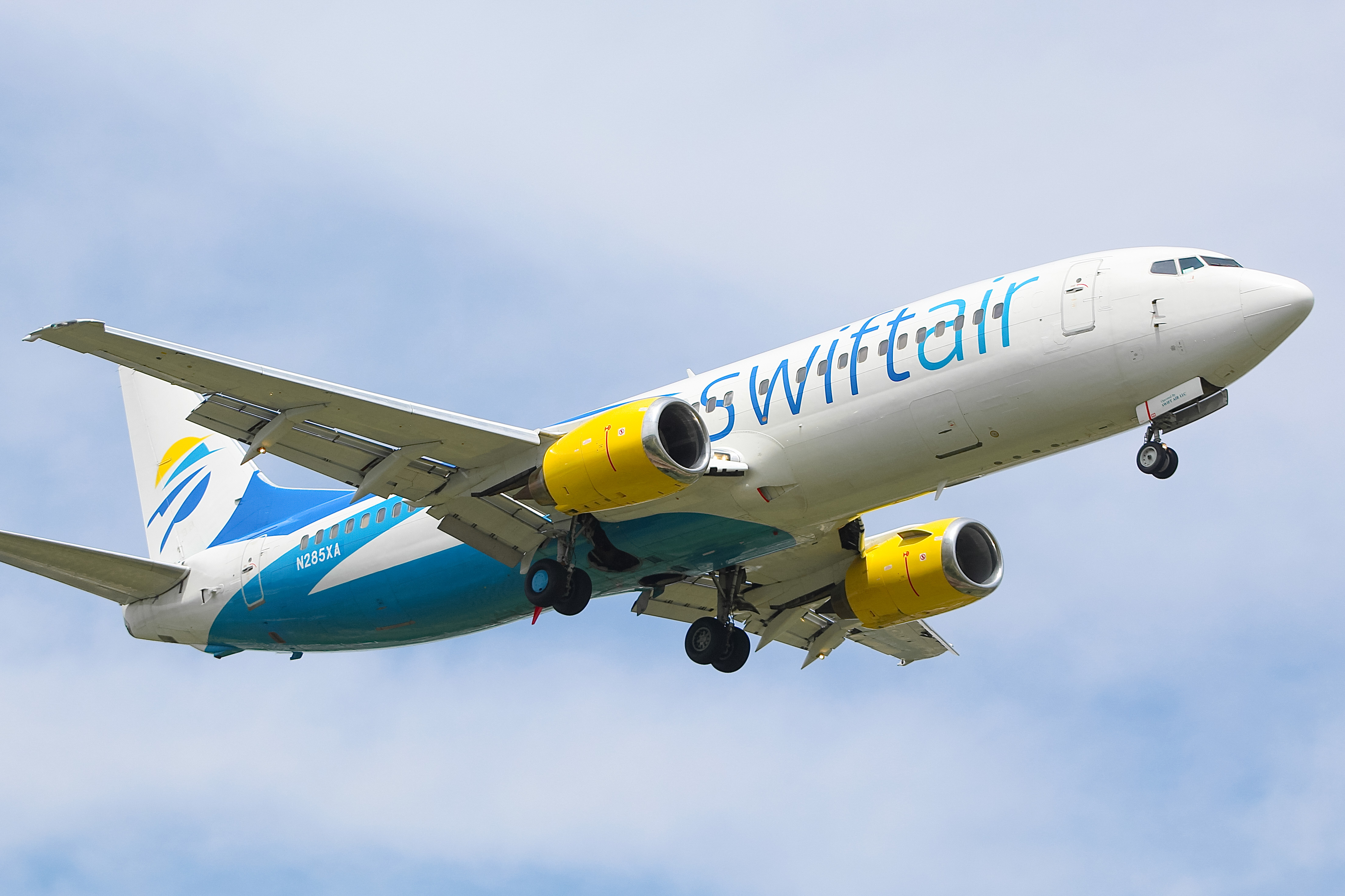 Full size: Swift Air Boeing 737-400 N285XA at General Mitchell International Airport