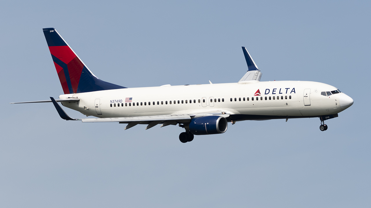 Full size: Delta Airlines Boeing 737-800 N3749D at Ronald Reagan National Airport