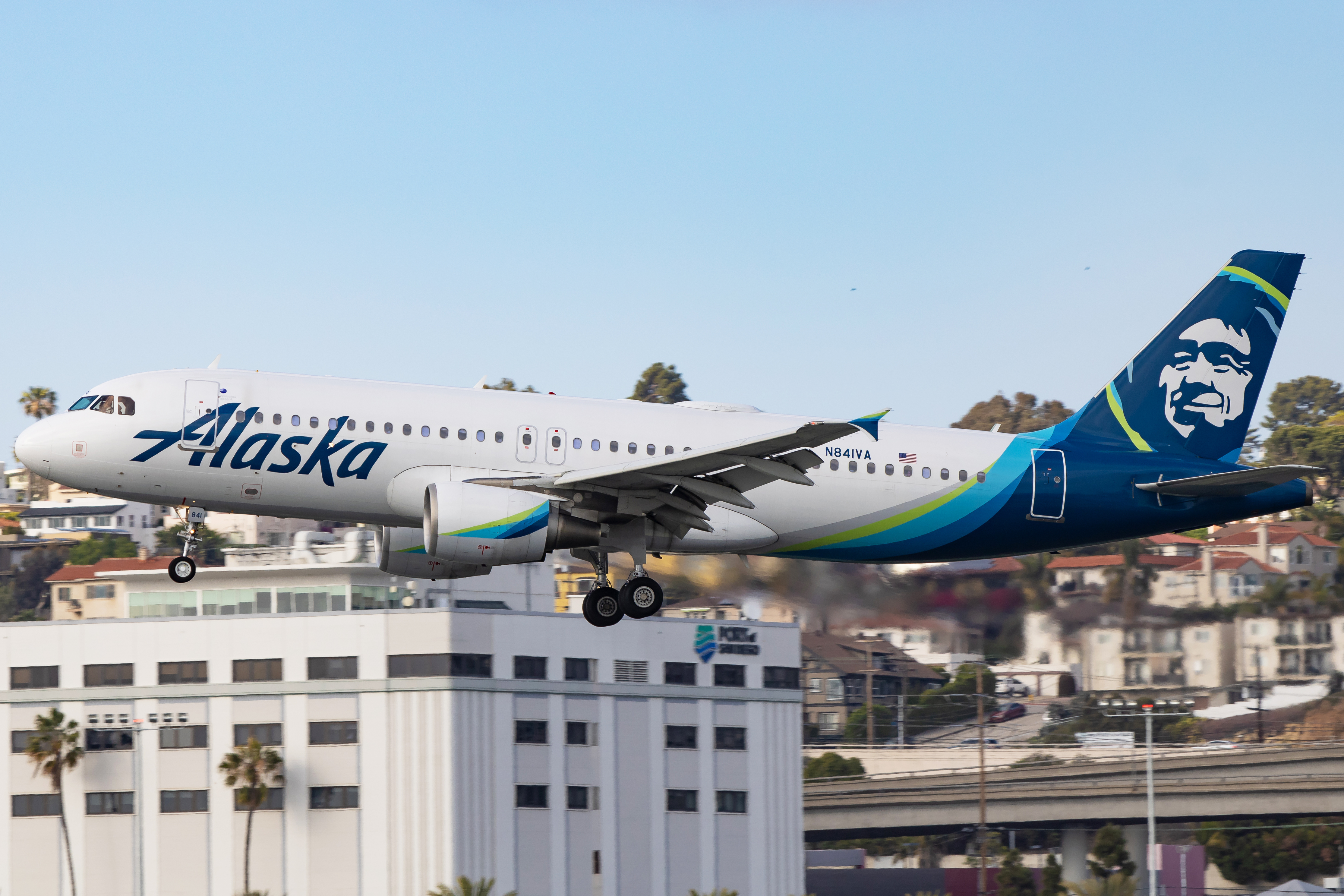 Full size: Alaska Airlines Airbus A320 N841VA at San Diego International Airport