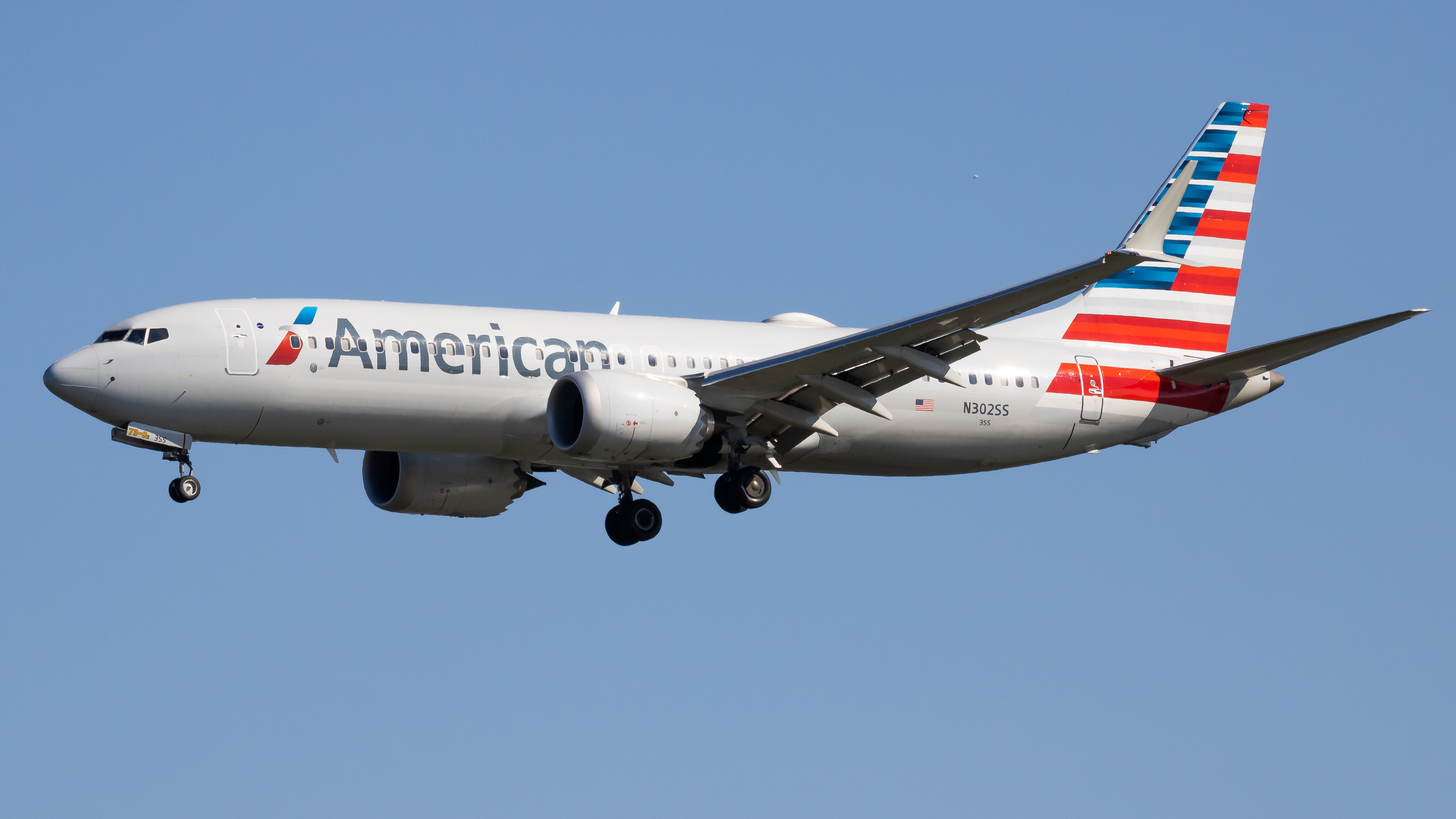 Full size: American Airlines Boeing 737 MAX 8 N302SS at Ronald Reagan National Airport