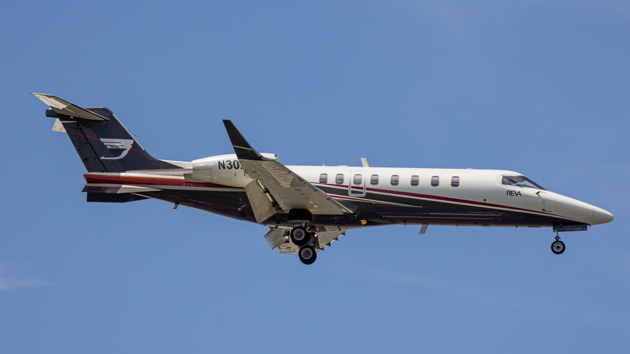 Full size: PRIVATE Learjet 45 N302RV at Miami International Airport