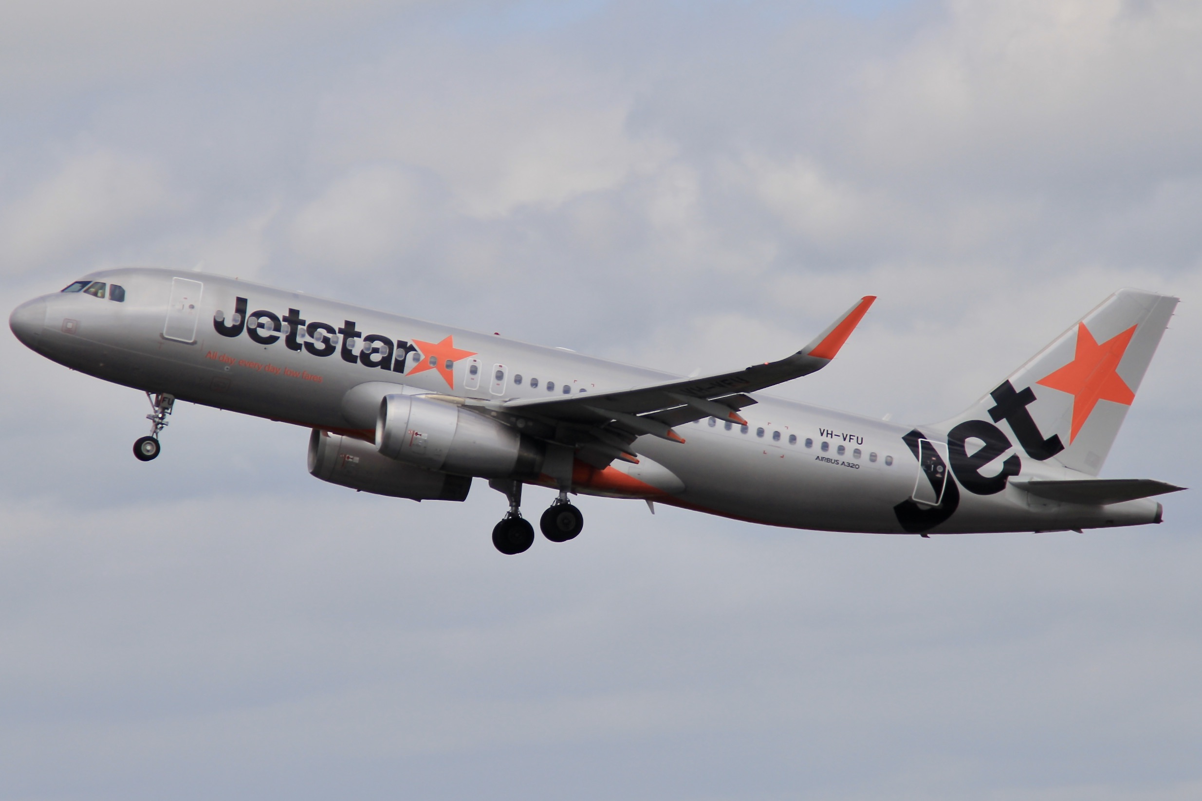 Full size: JetStar Airways Airbus A320 VH-VFU at Auckland International Airport