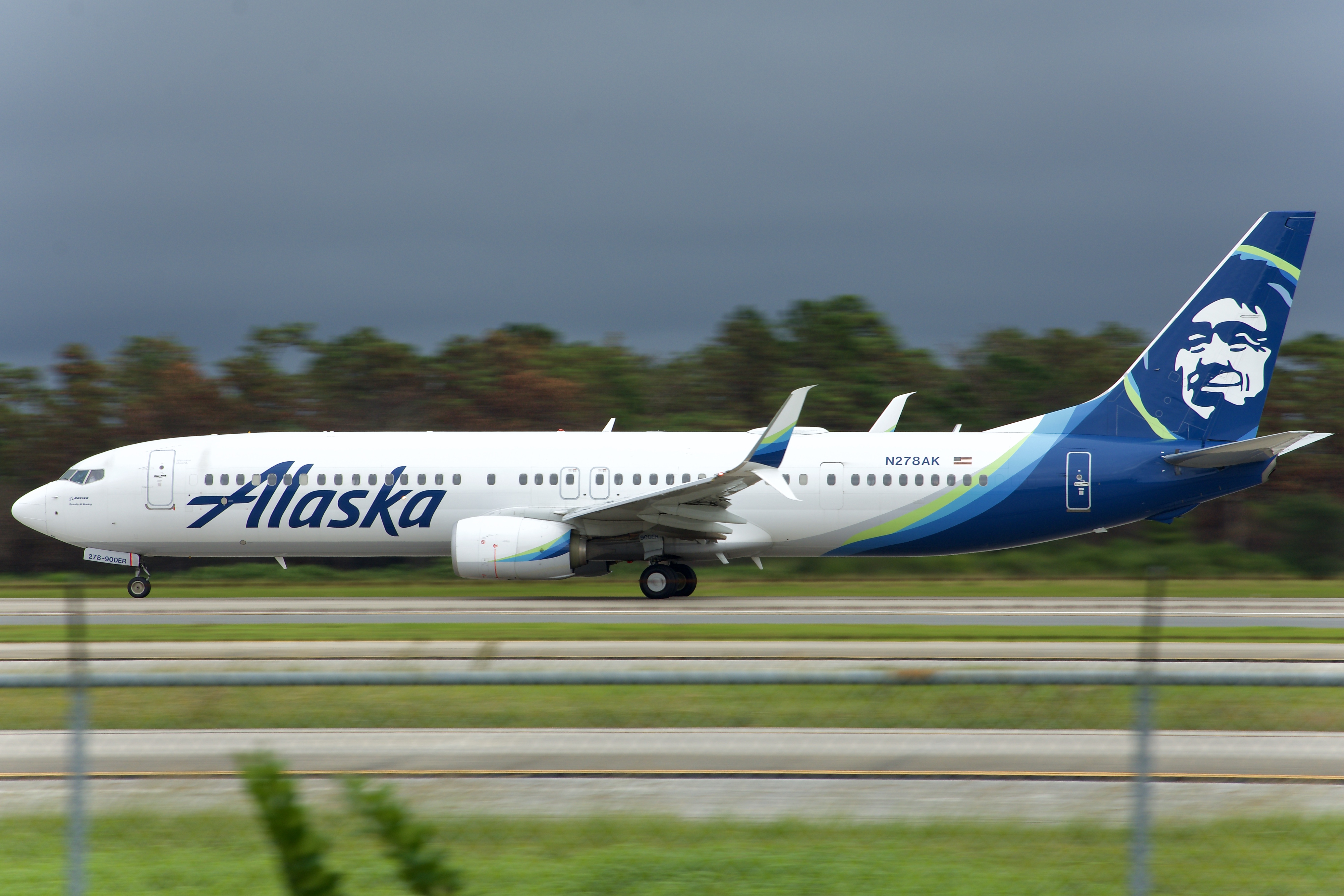 Full size: Alaska Airlines Boeing 737-900ER N278AK at Orlando International Airport