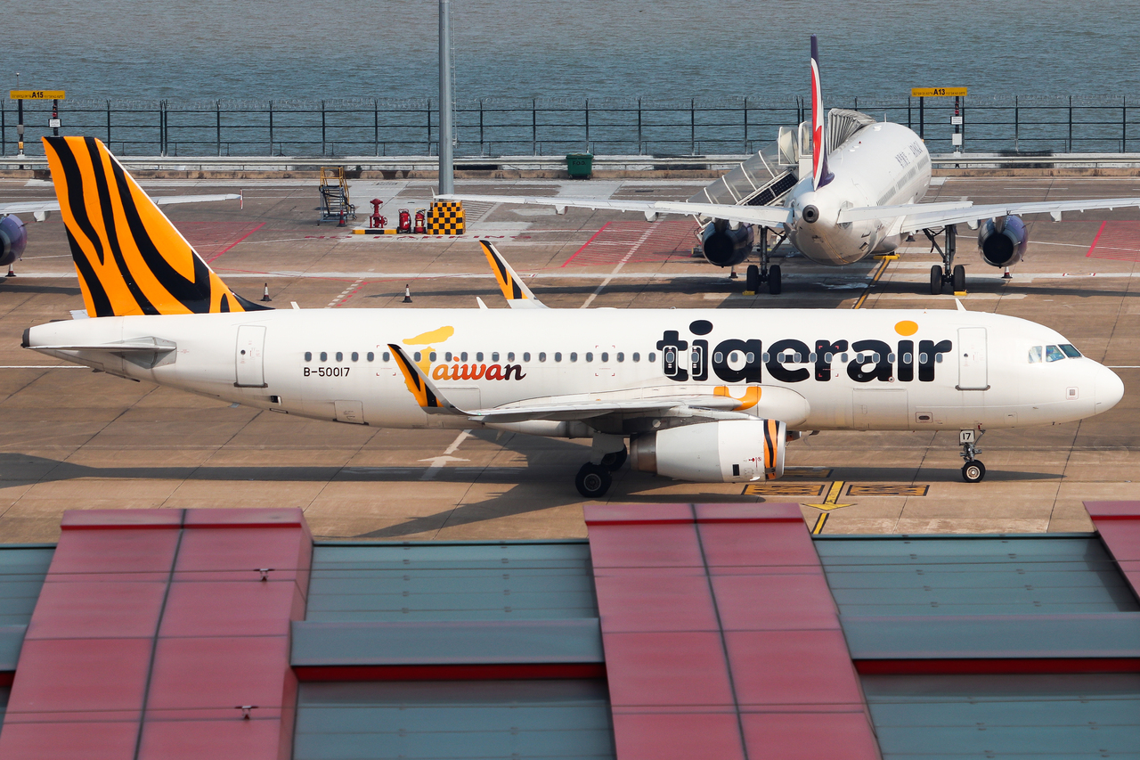 Full size: TigerAir Taiwan Airbus A320 B-50017 at Macau International Airport