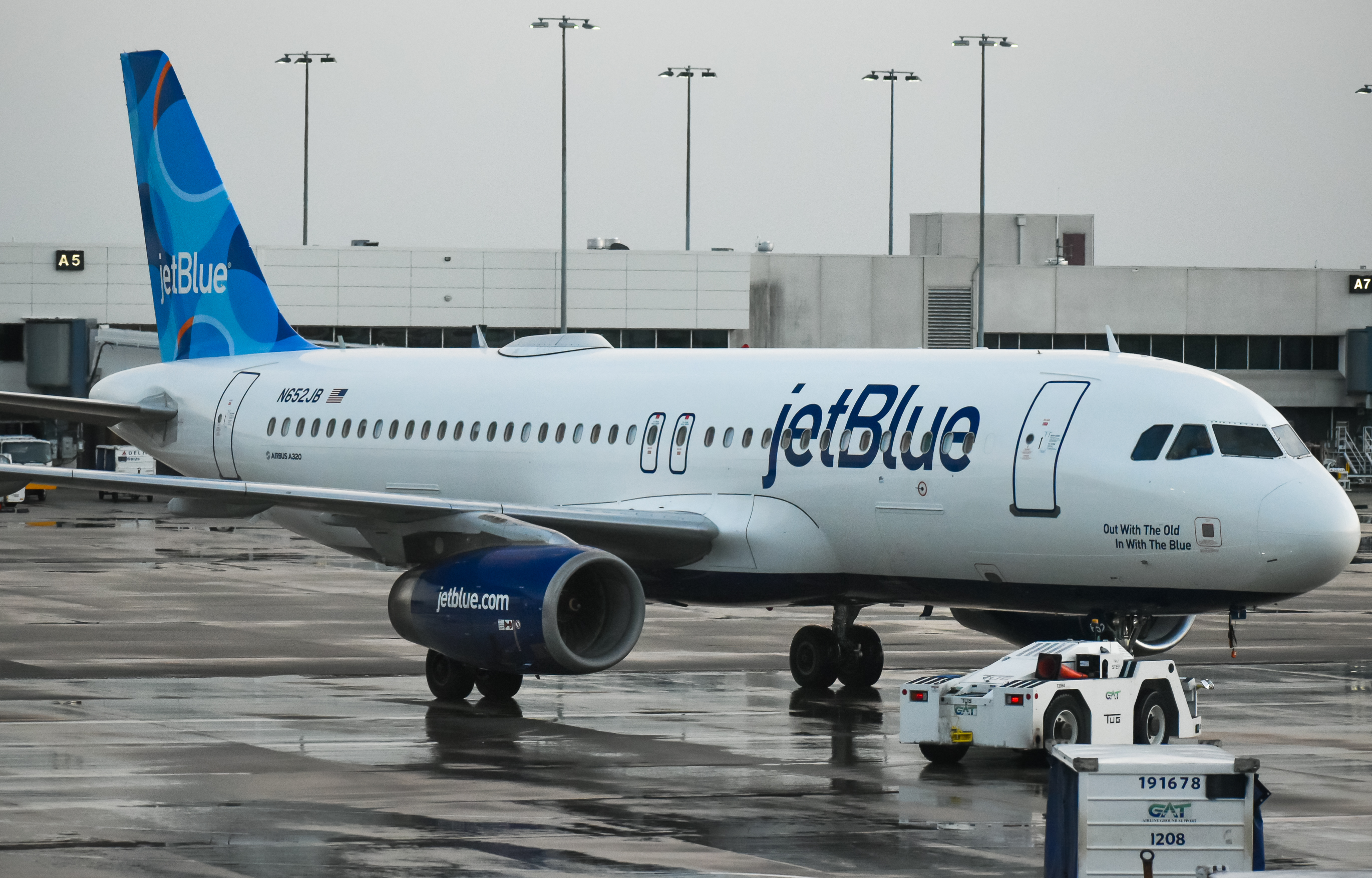 Full size: JetBlue Airways Airbus A320 N652JB at Charlotte/Douglas International Airport