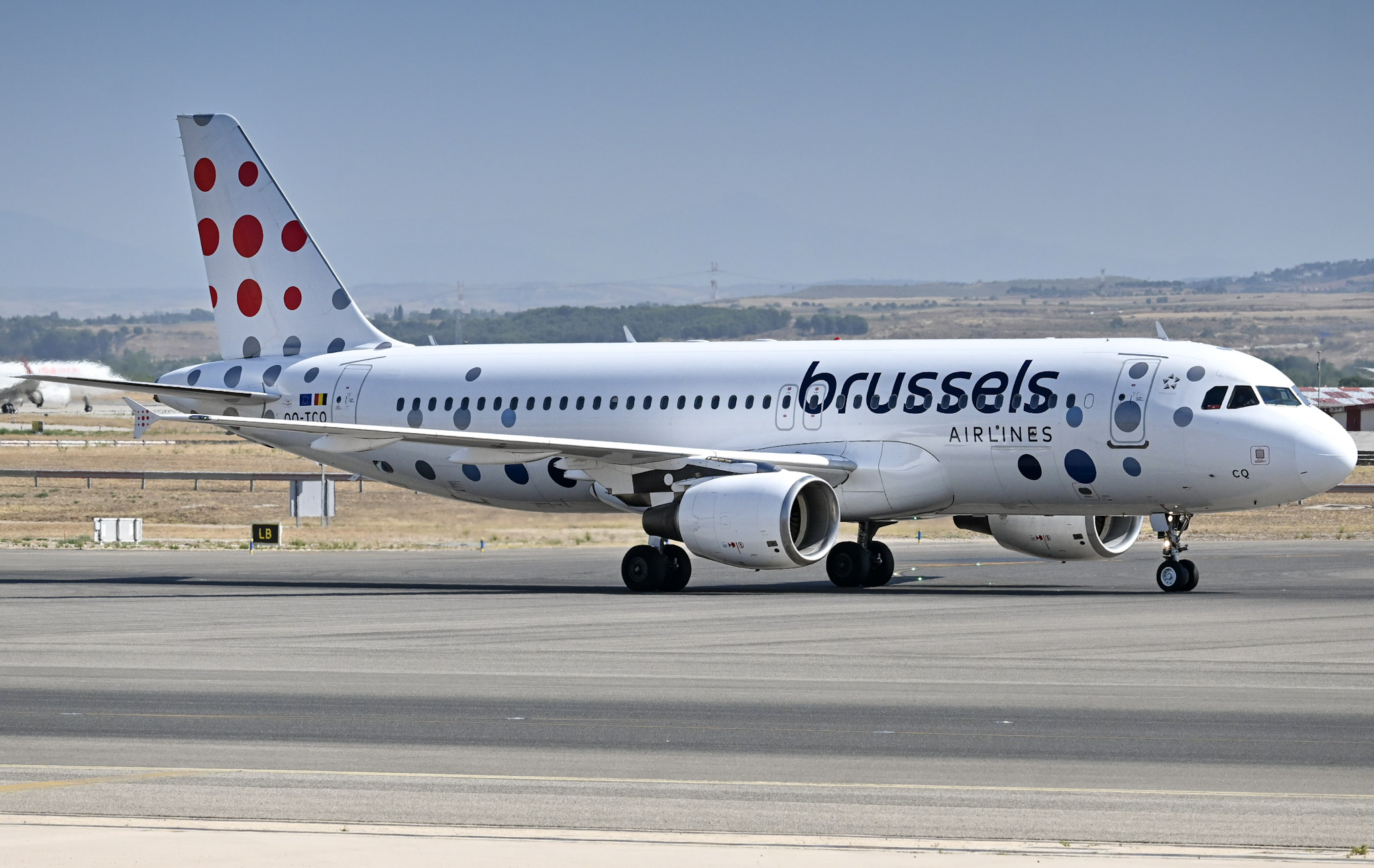 Full size: Brussels Airlines Airbus A320 OO-TCQ at Madrid Barajas Airport