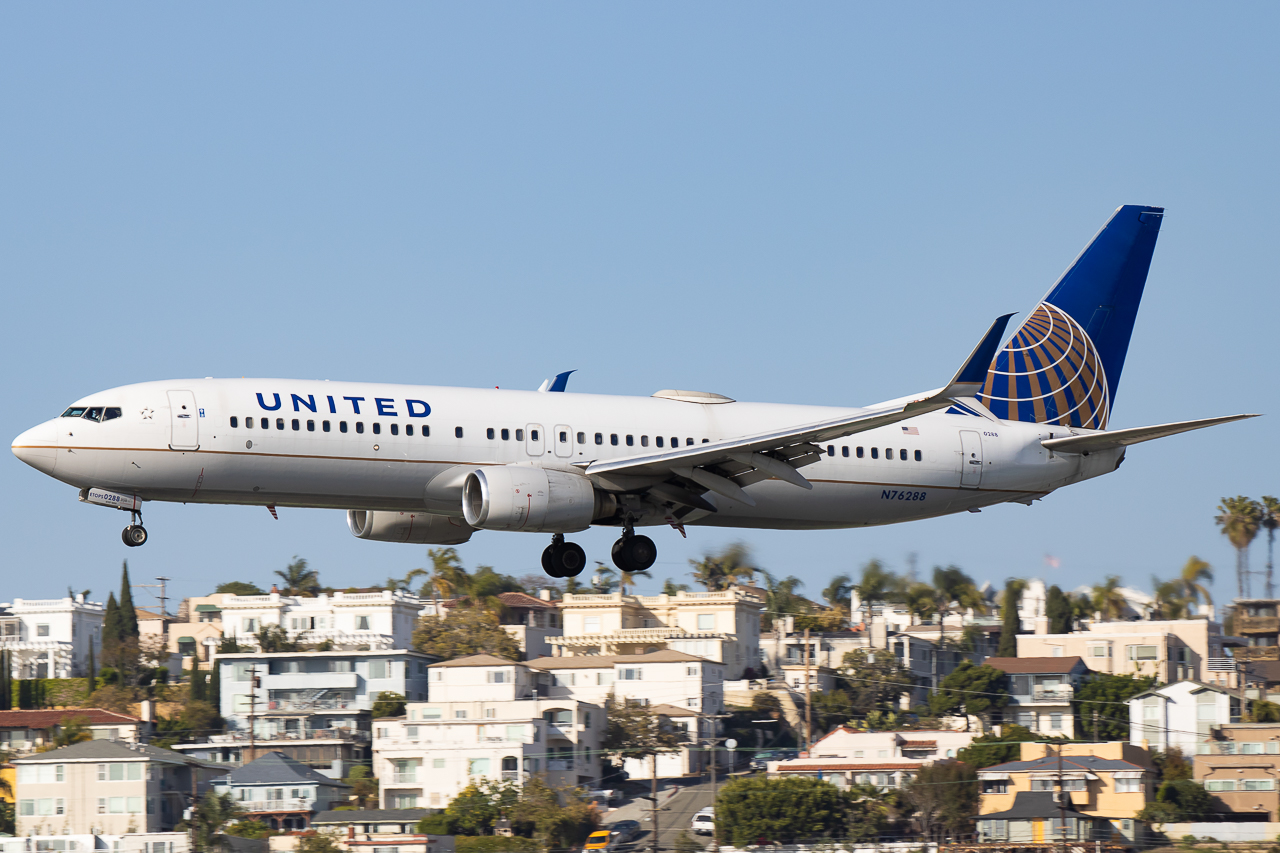 Full size: United Airlines Boeing 737-800 N76288 at San Diego International Airport