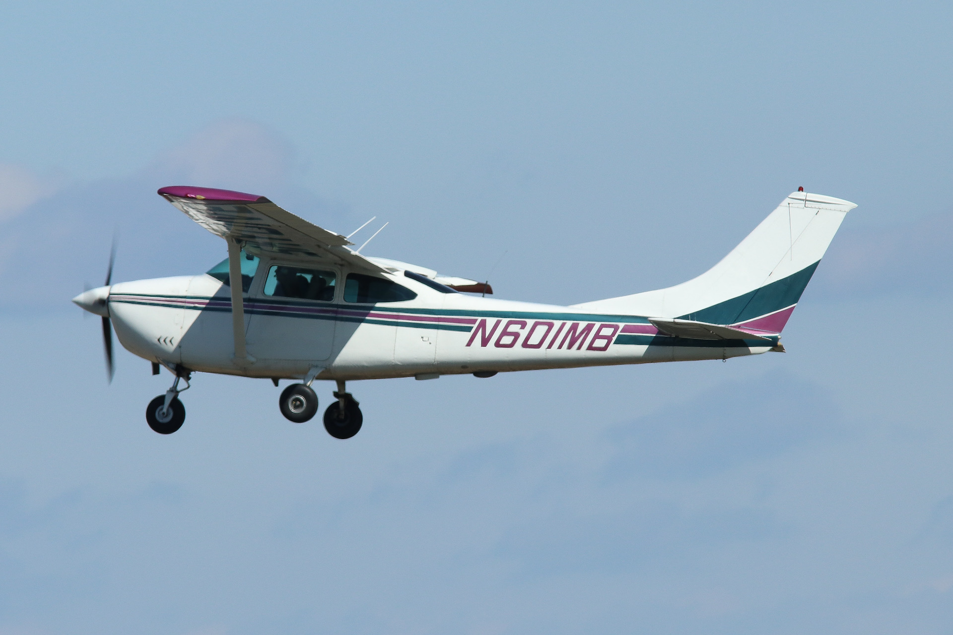 Full size: PRIVATE Cessna 182 Skylane N601MB at Donegal Springs Airpark