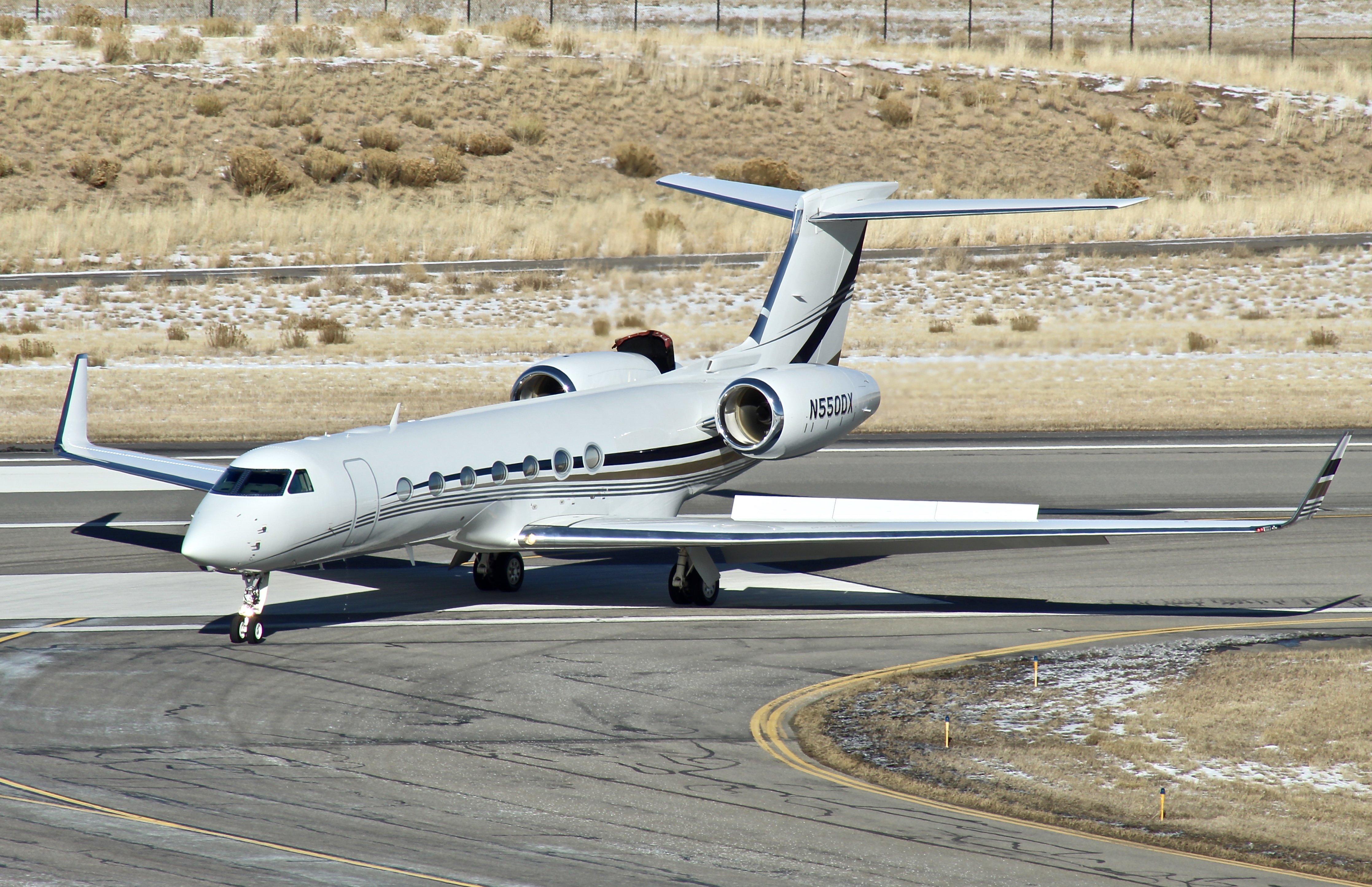 Full size: PRIVATE Gulfstream G550 N550DX at Eagle County Regional Airport