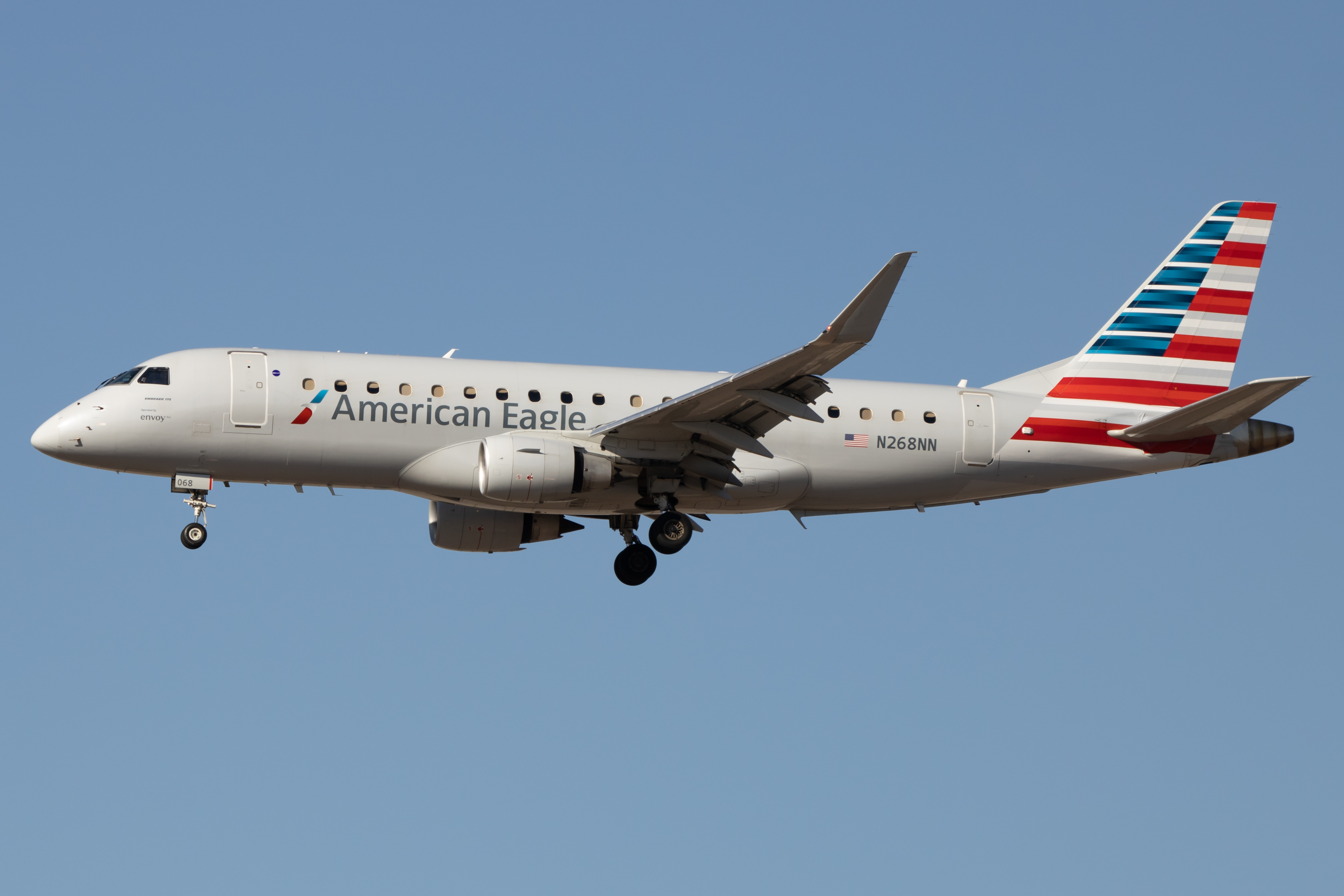 Full size: American Eagle Embraer E175LR N268NN at Phoenix Sky Harbor International Airport