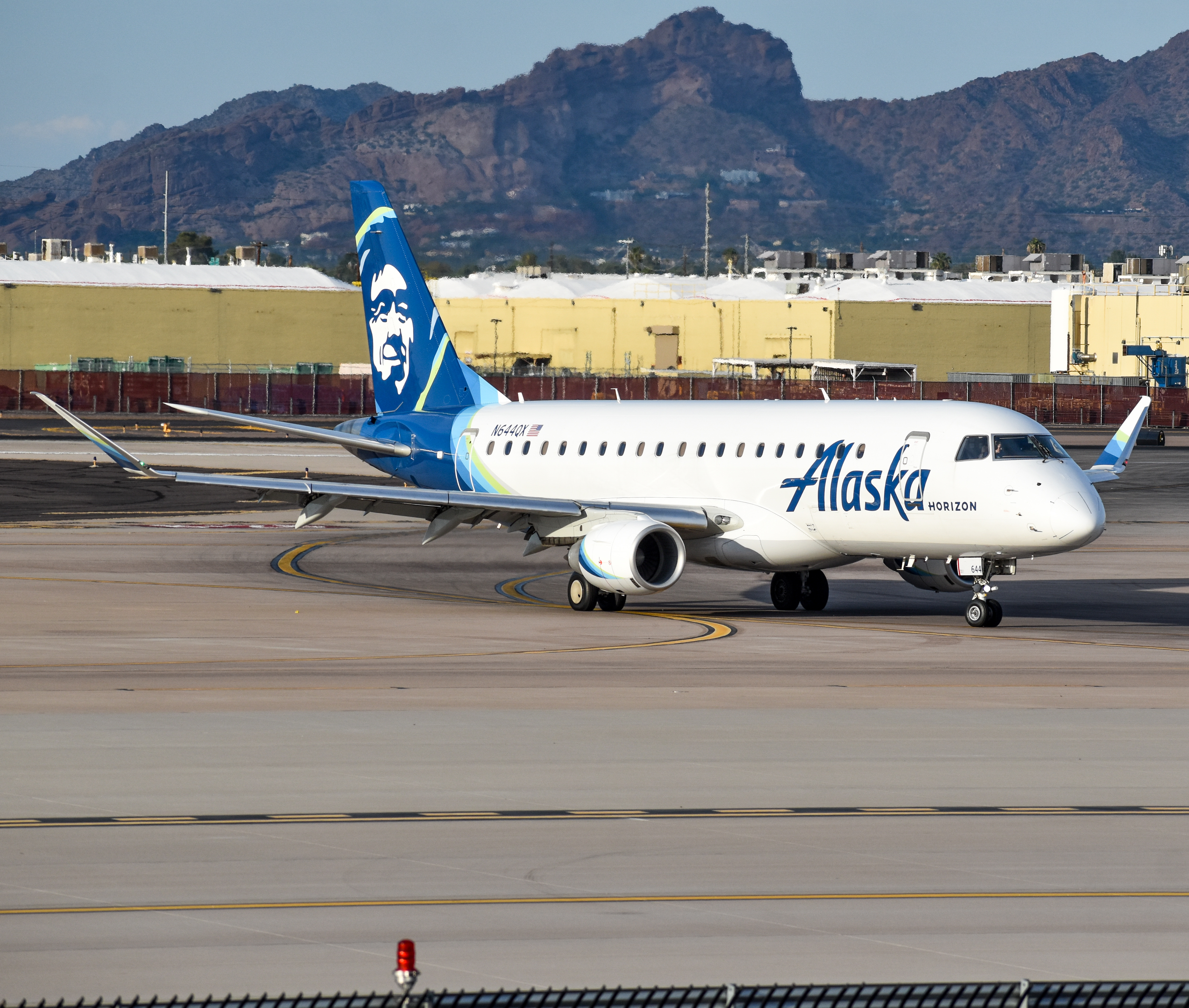 Full size: Alaska Horizon Embraer E175LR N644QX at Phoenix Sky Harbor International Airport