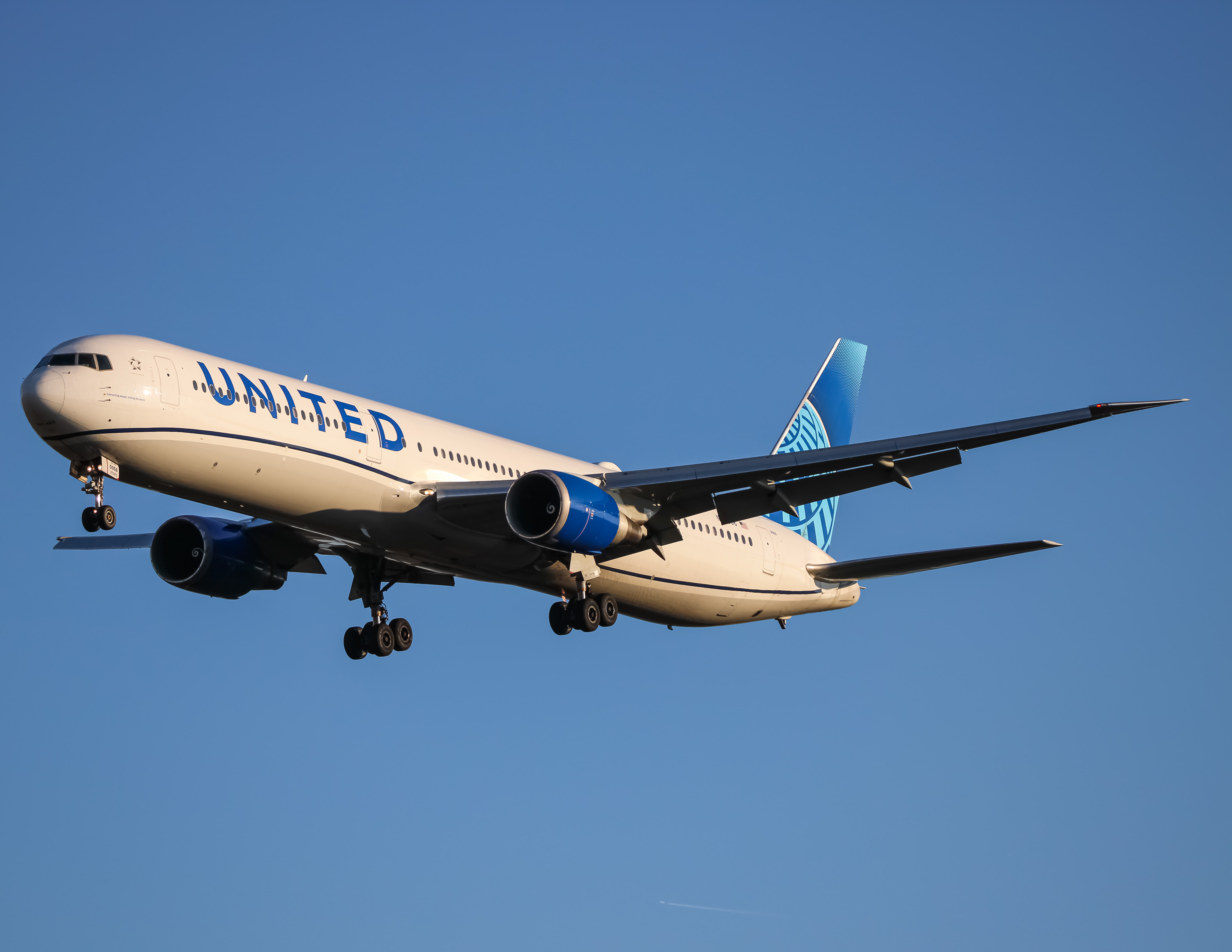 Full size: United Airlines Boeing 767-400ER N66056 at Washington Dulles International Airport