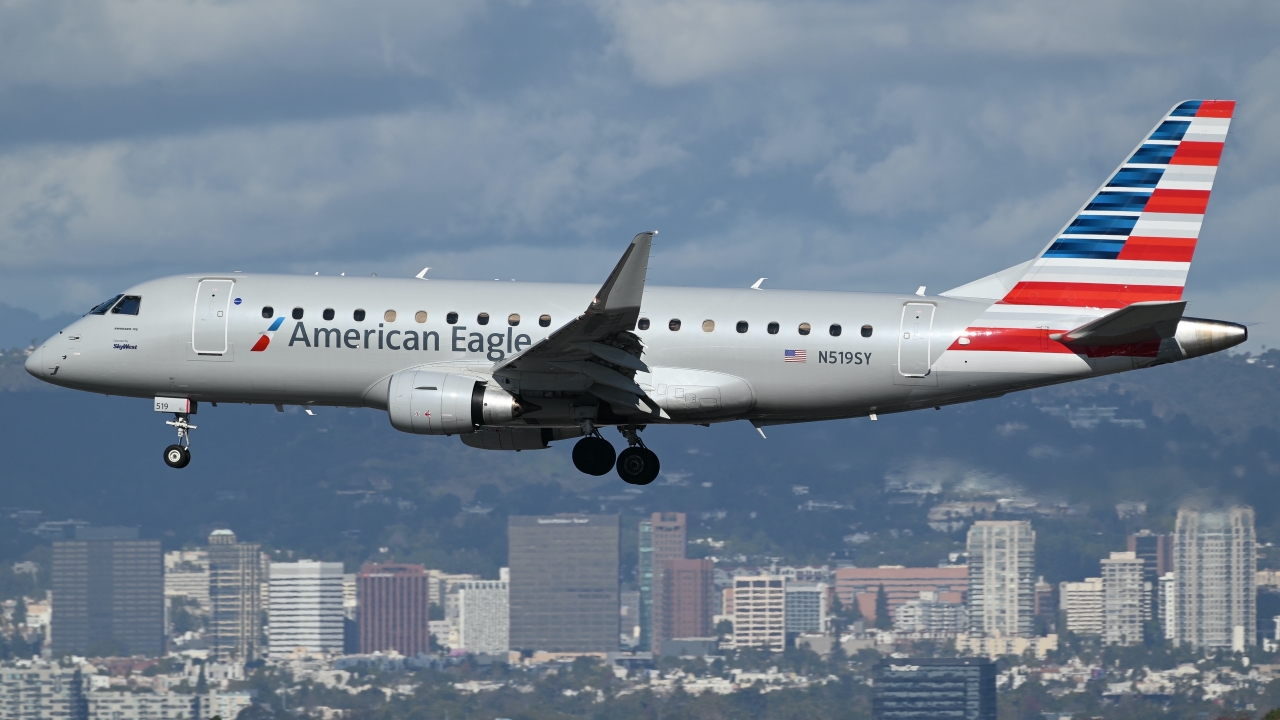 Full size: American Eagle Embraer E175 N519SY at Los Angeles International Airport