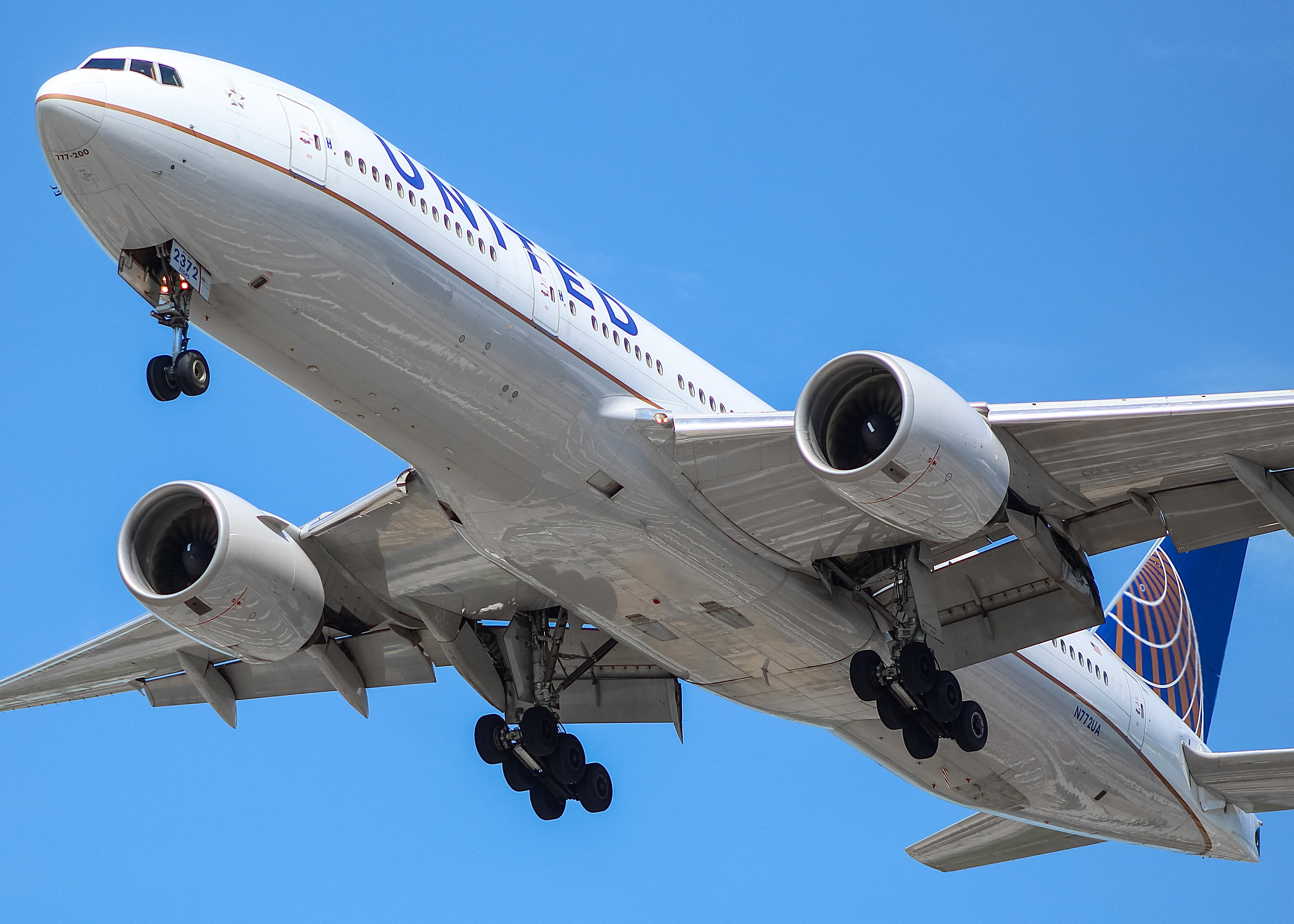 Full size: United Airlines Boeing 777-200 N772UA at Chicago O'Hare International Airport