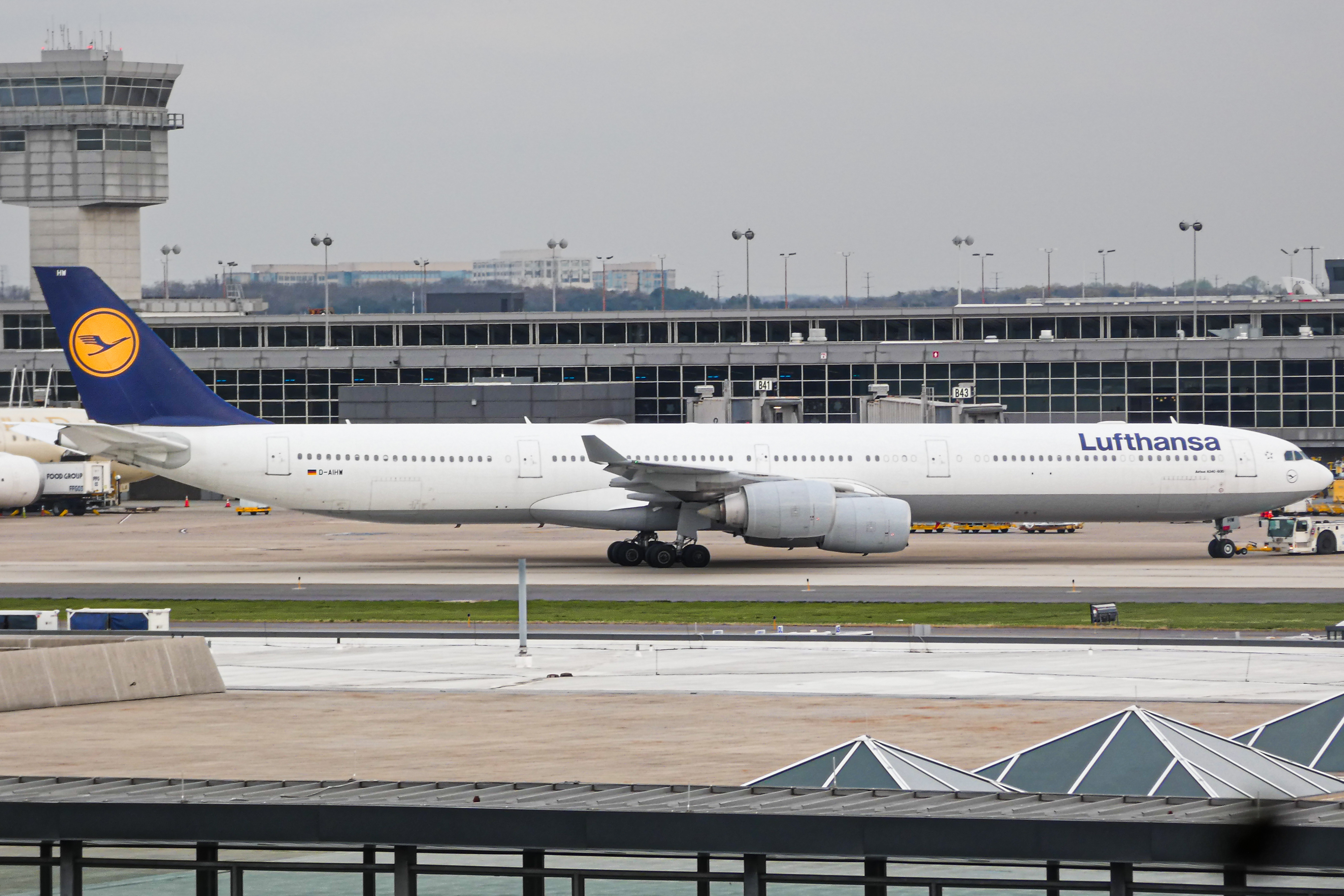 Full size: Lufthansa Airbus A340-600 D-AIHW at Washington Dulles International Airport