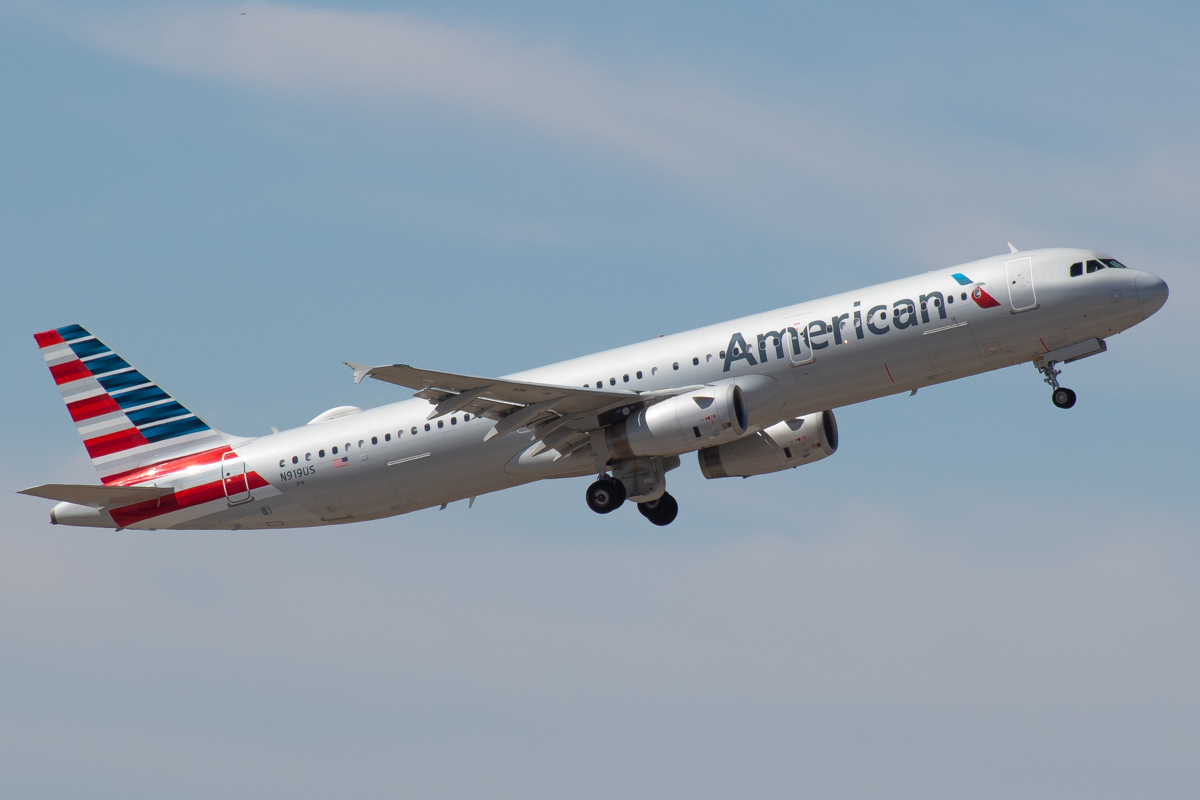 Full size: American Airlines Airbus A321-200 N919US at Charlotte/Douglas International Airport