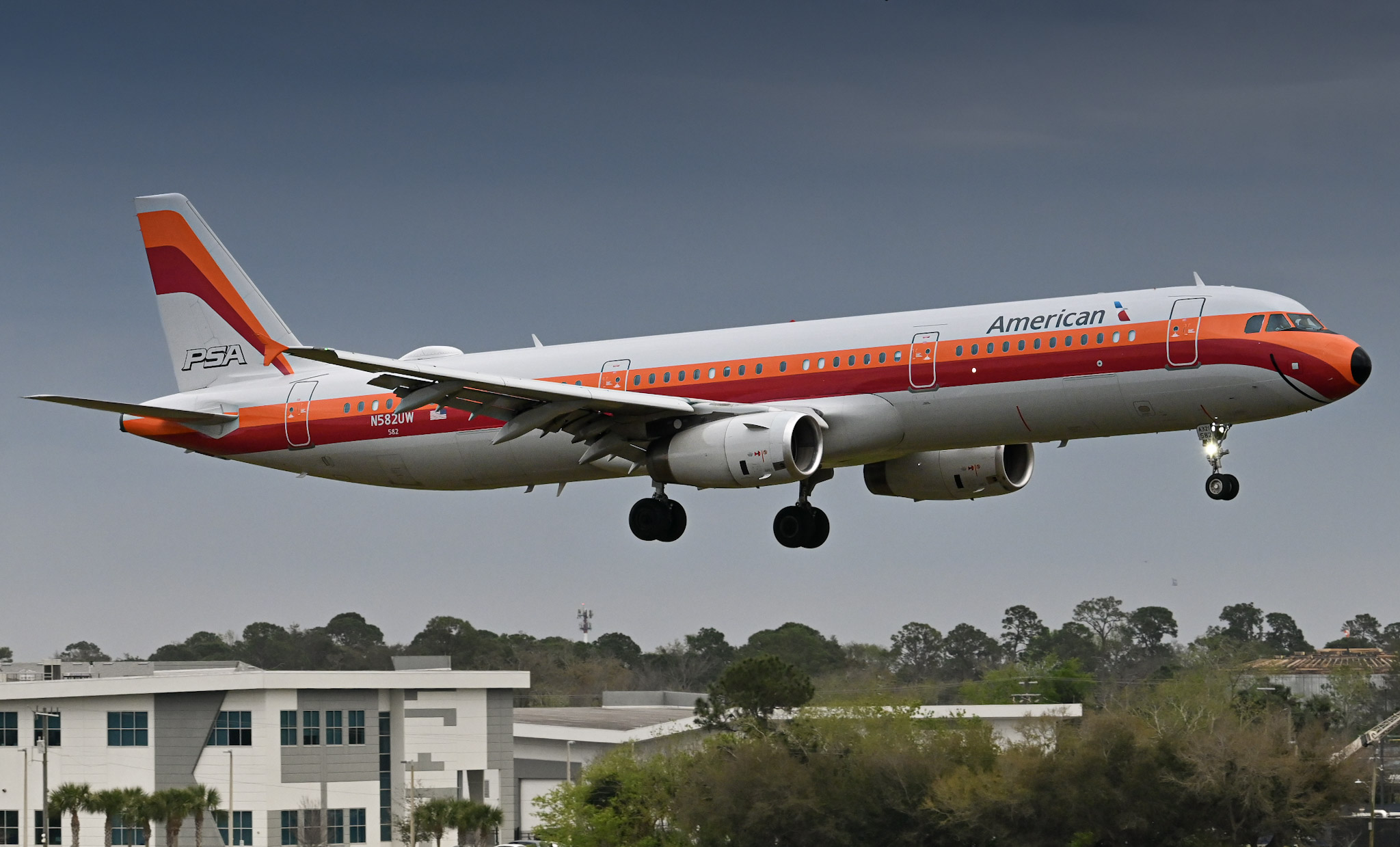 Full size: American Airlines Airbus A321-200 N582UW at Daytona Beach International Airport