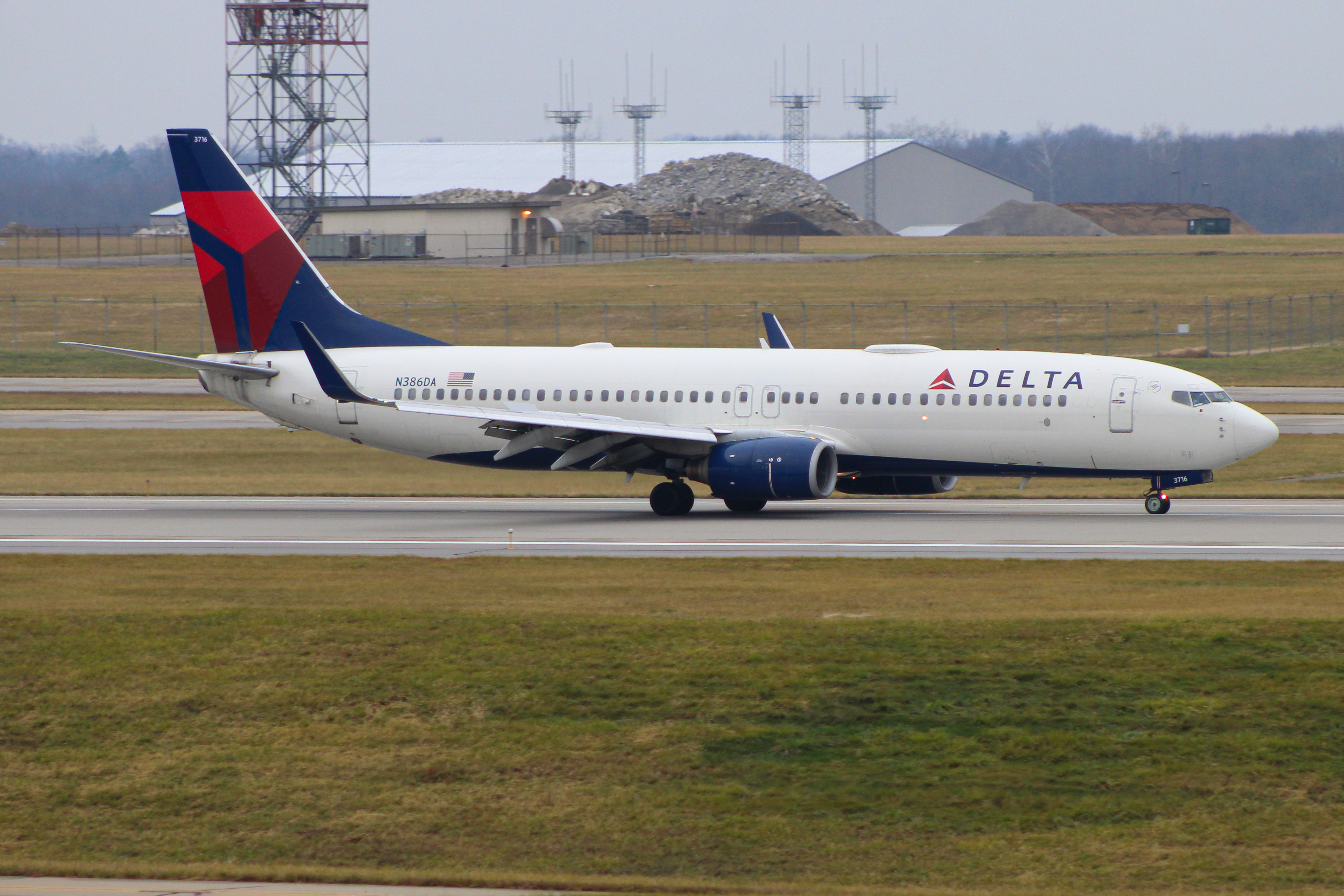 Full size: Delta Airlines Boeing 737-800 N386DA at Cincinnati/Northern Kentucky International Airport